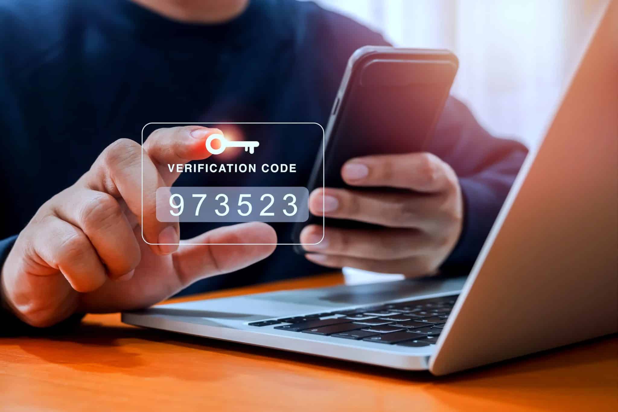 mężczyzna wpisujący kod uwierzytelniania dwuskładnikowego na smartfonie