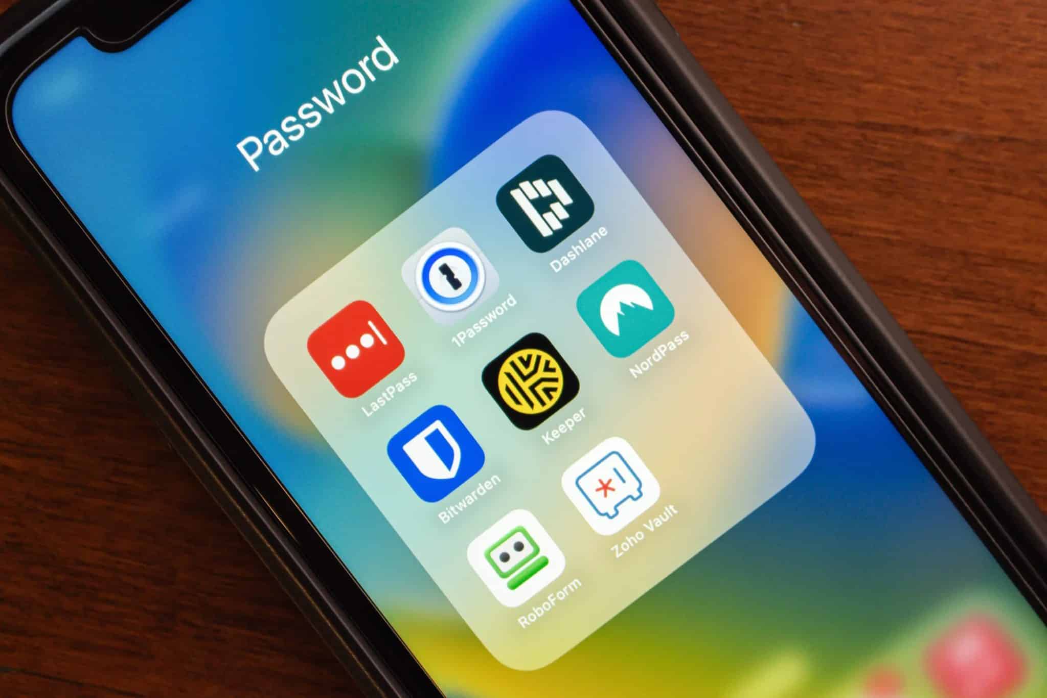 Loghi delle app di gestione delle password sullo schermo dello smartphone.