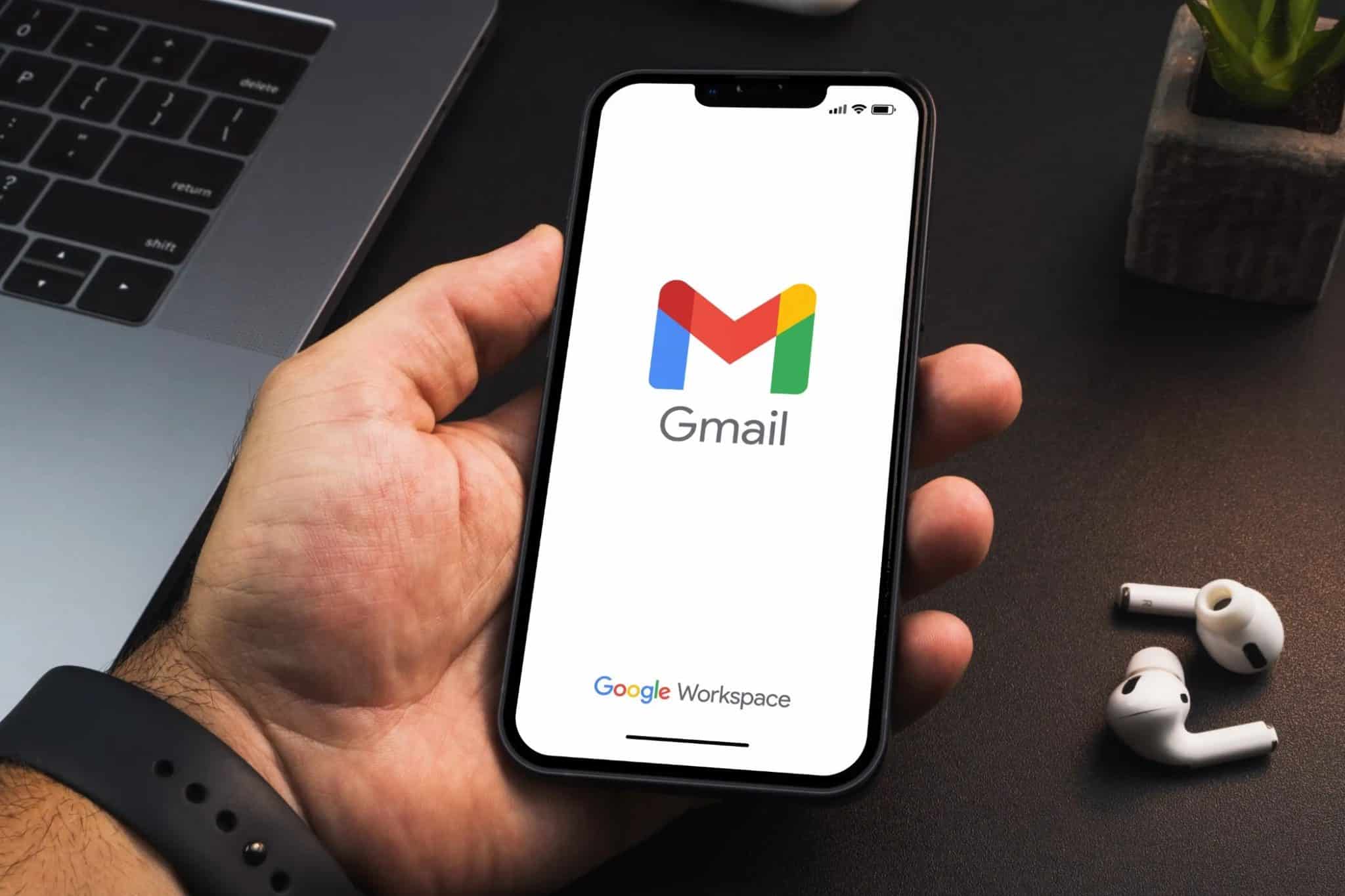 Person hält ein Telefon mit geöffnetem Gmail