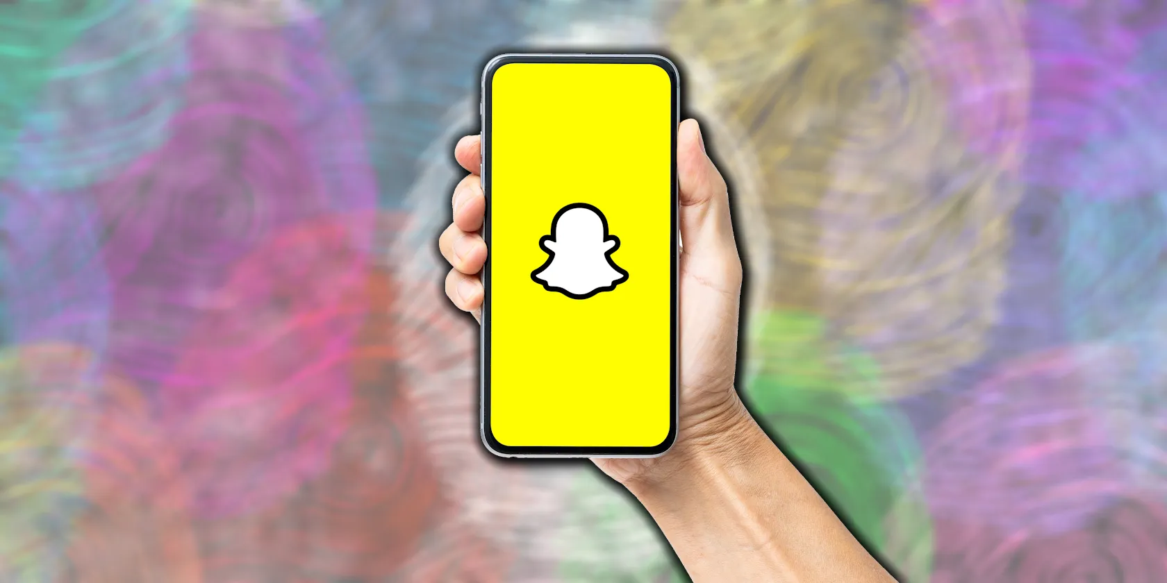手持智慧型手機並顯示 Snapchat 的人