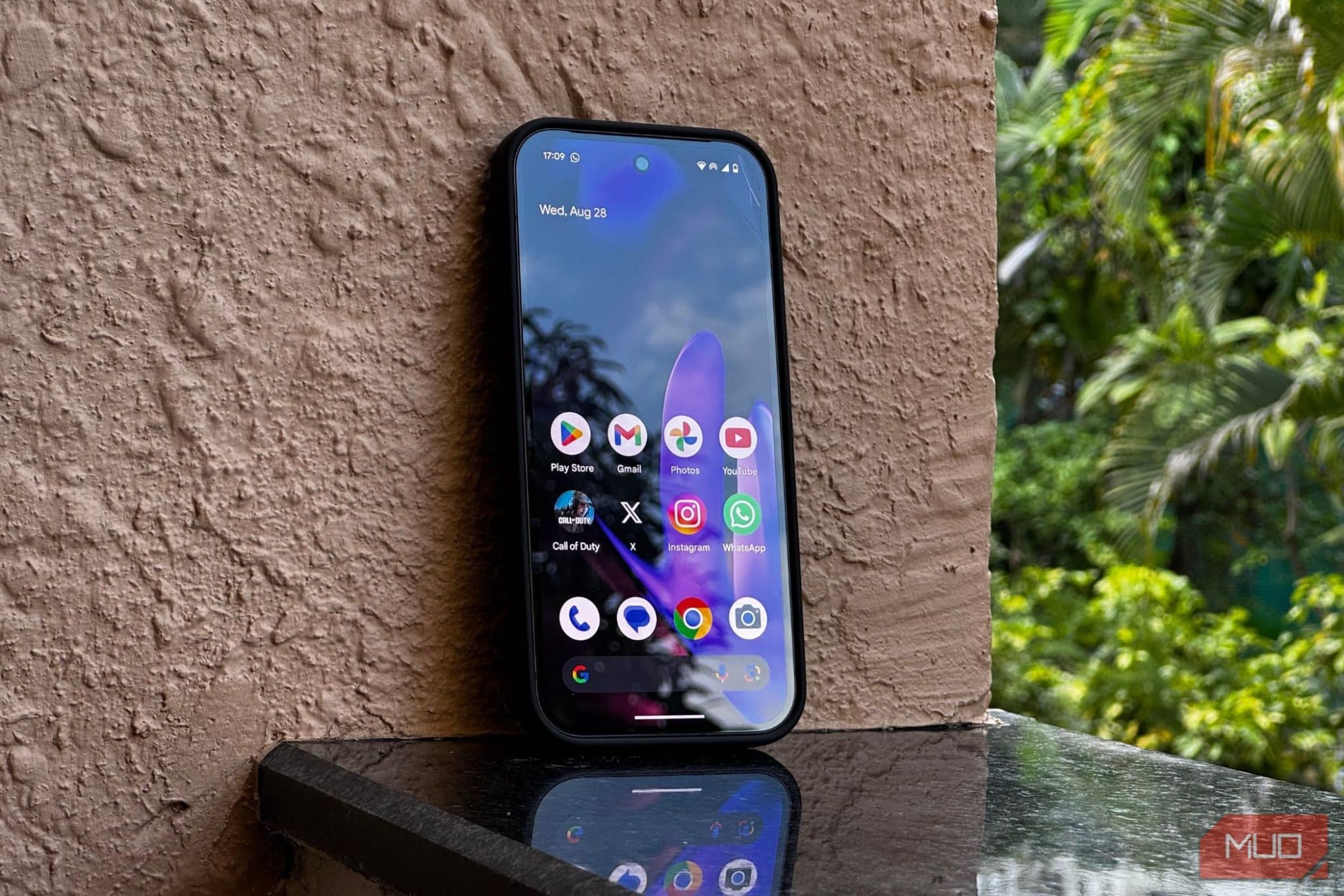 Teléfono Google Pixel 9 apoyado contra una pared mostrando su pantalla