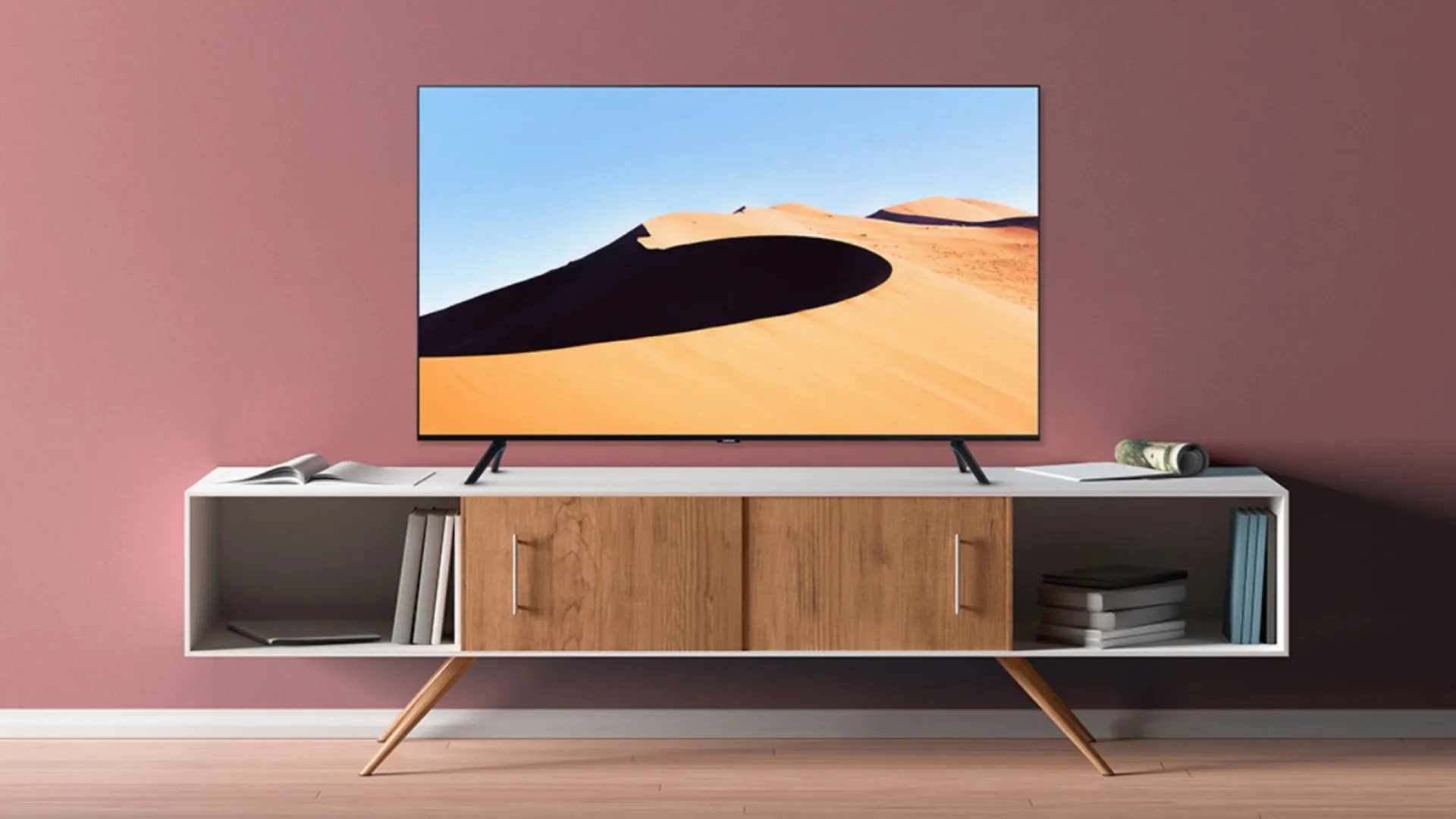 Smart TV Samsung su un tavolo porta TV.