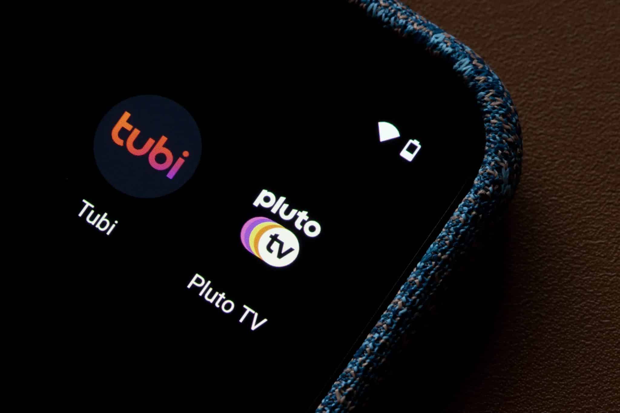Loghi Tubi e Pluto sullo schermo dello smartphone.