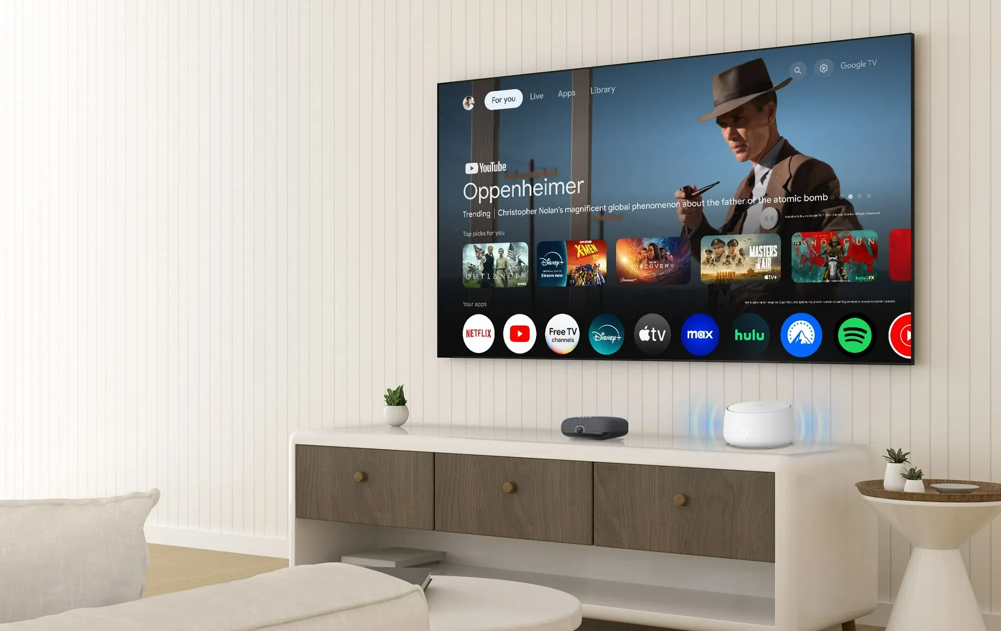 Un box streaming ONN su una credenza con TV