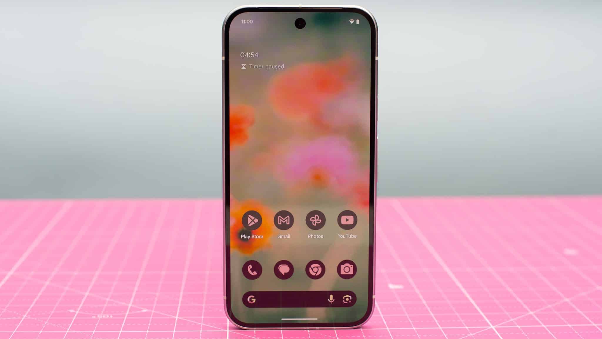 Google Pixel 9 باللون الأخضر Wintergreen يعرض ميزات الذكاء الاصطناعي على الشاشة