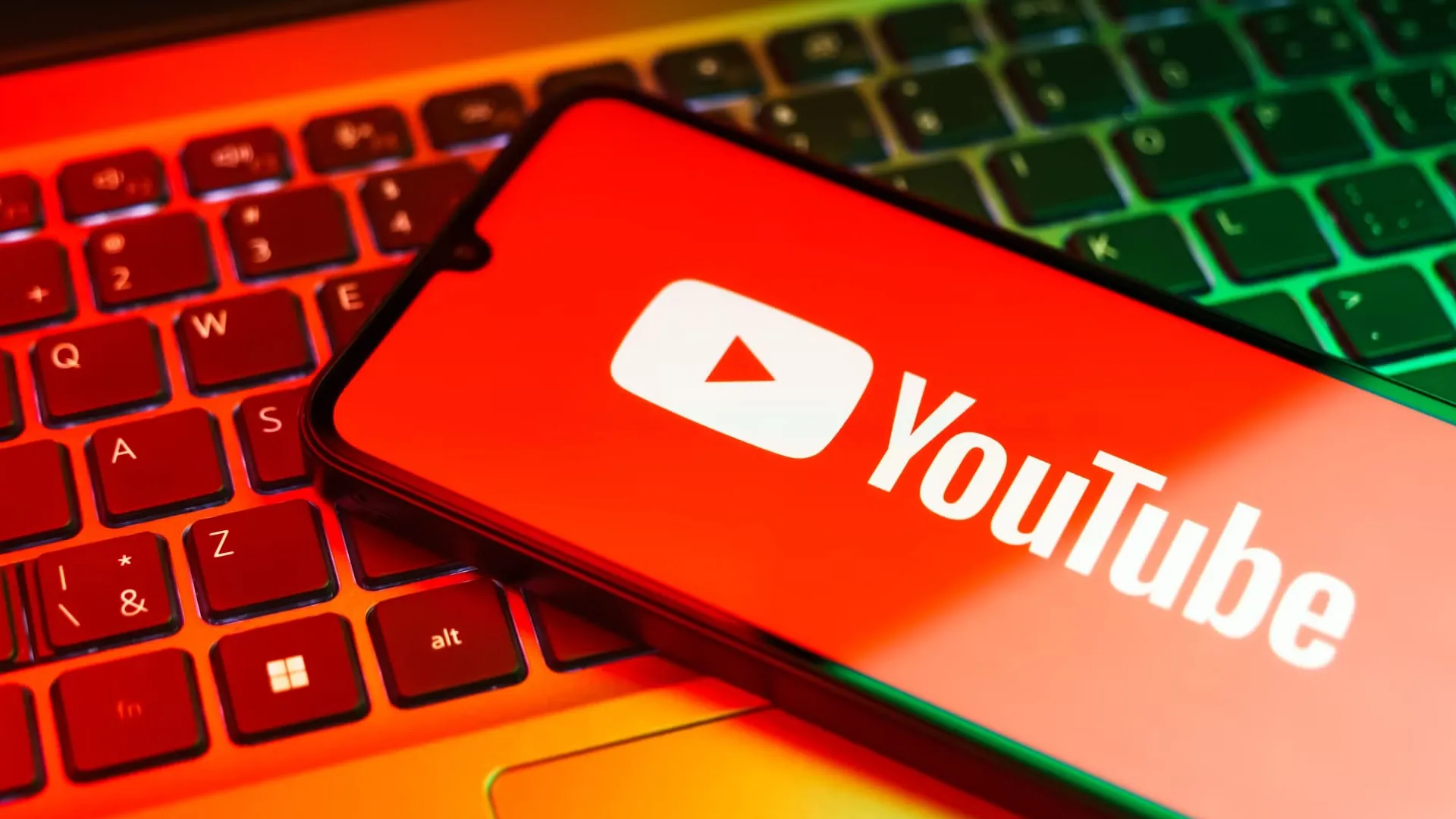 智慧型手機螢幕上的 Youtube 標誌。