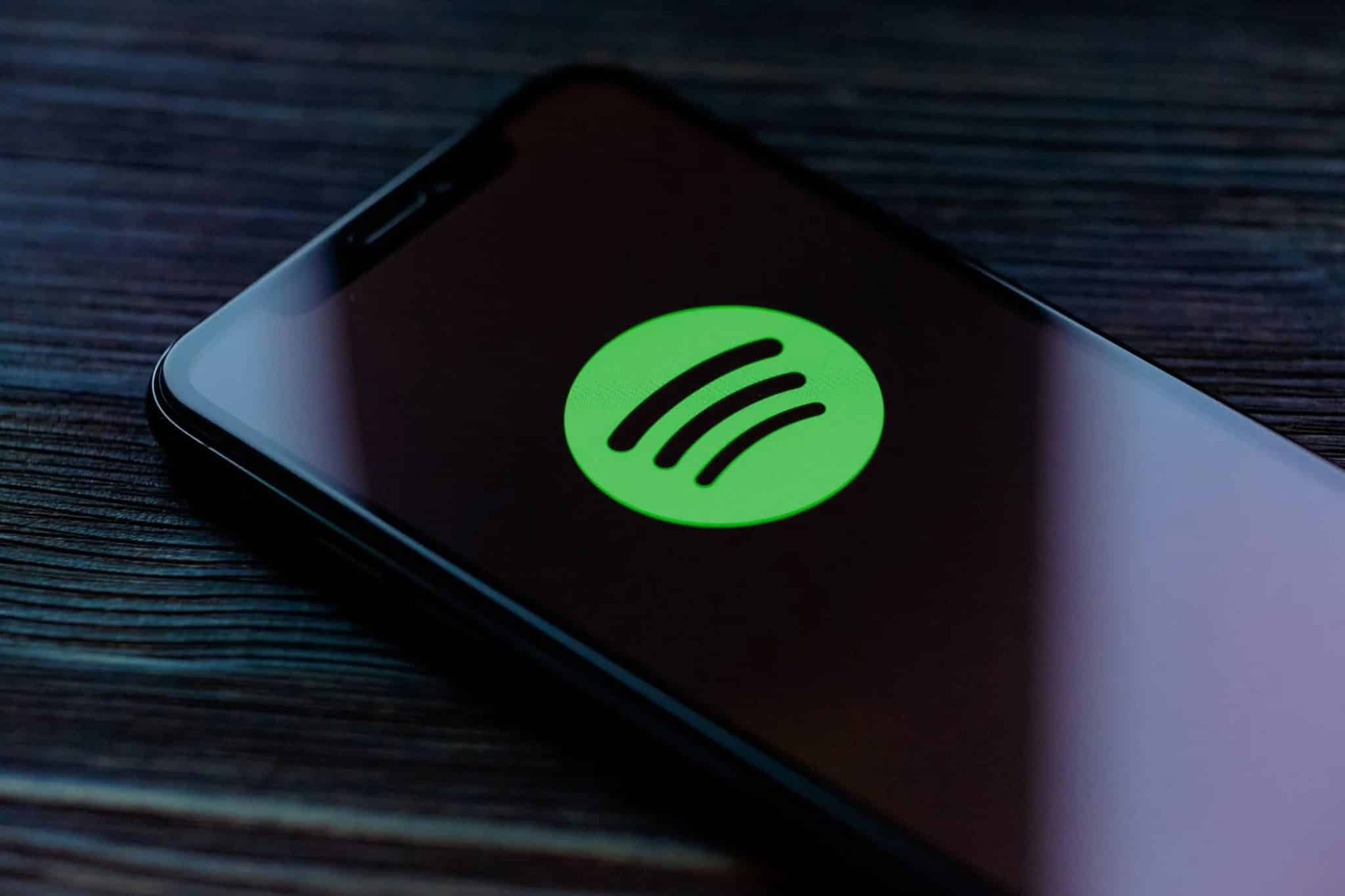 Logo Spotify na smartfonie