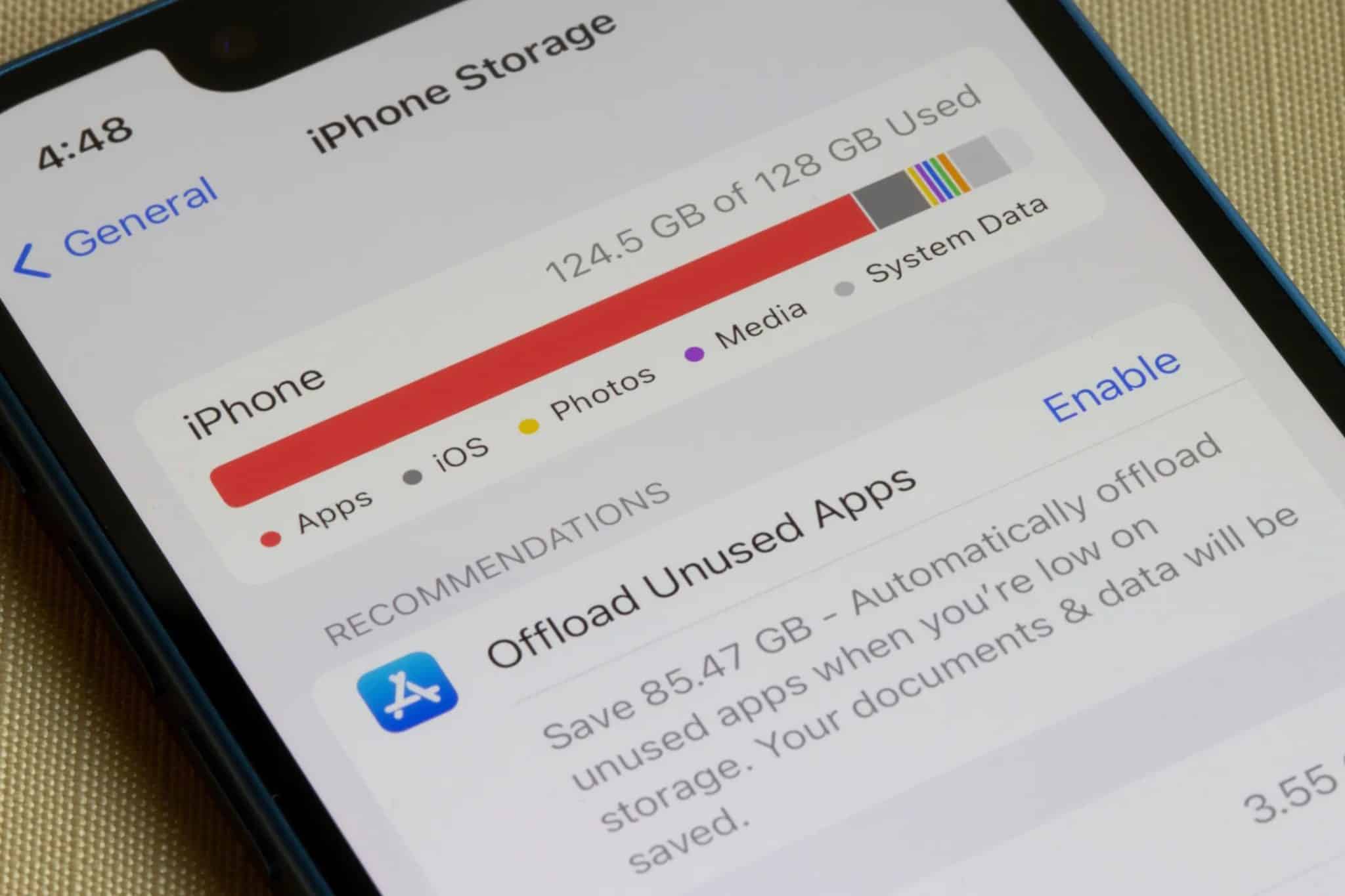 iPhone, iOS'ta depolama menüsünü görüntüler