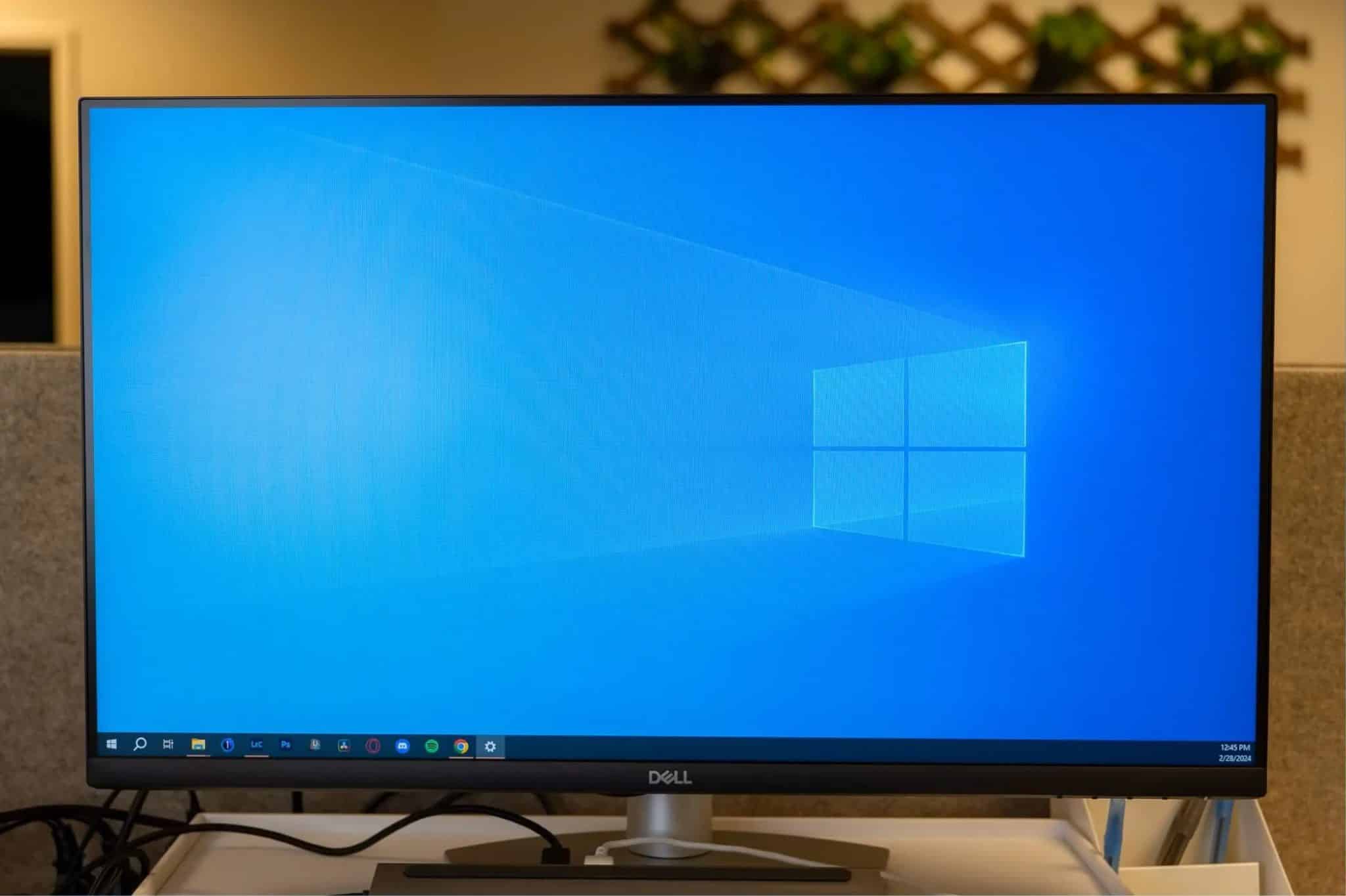 Dell-Monitor zeigt den Windows 10-Desktop an