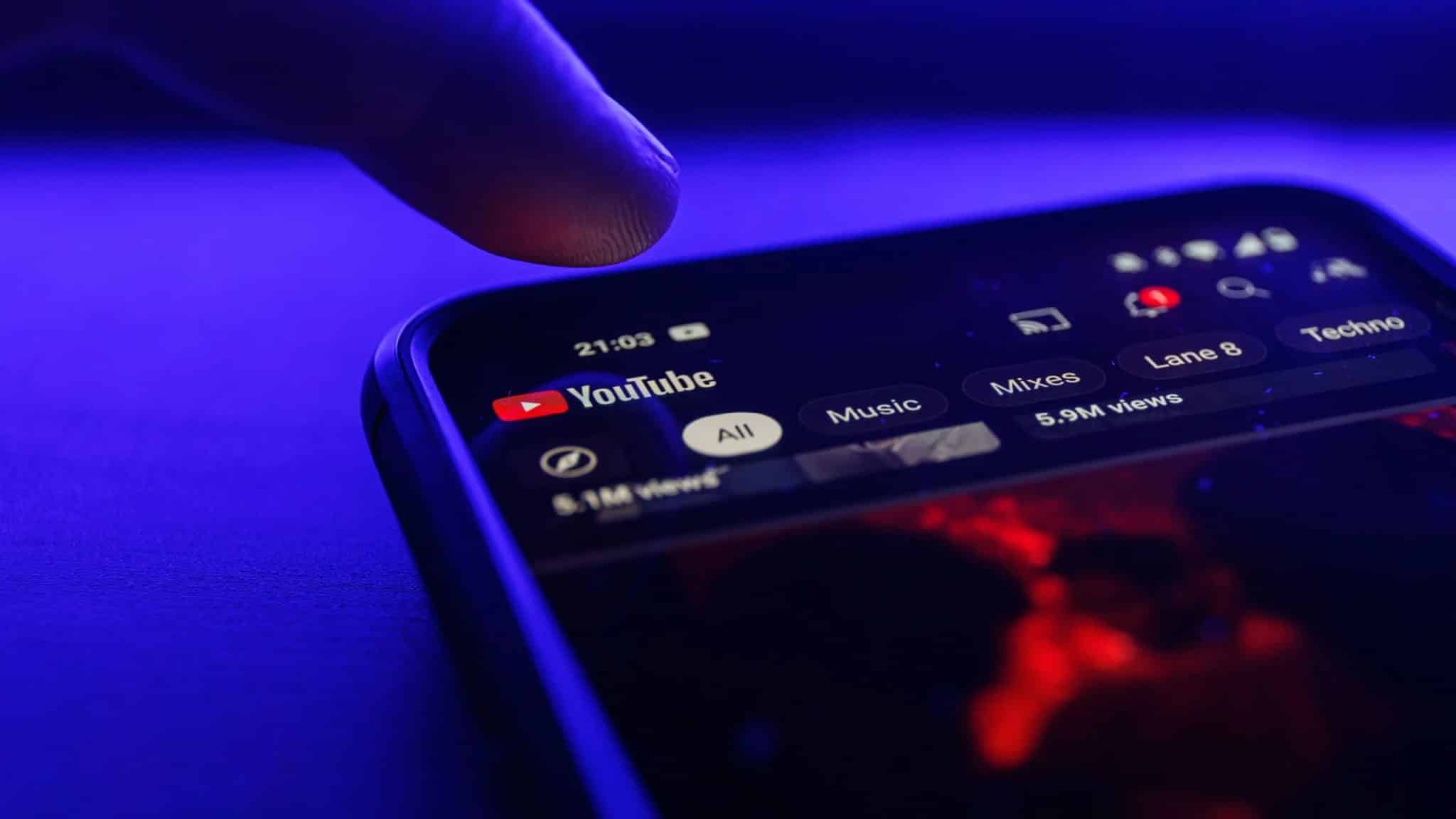 Toques con los dedos en la aplicación móvil de YouTube