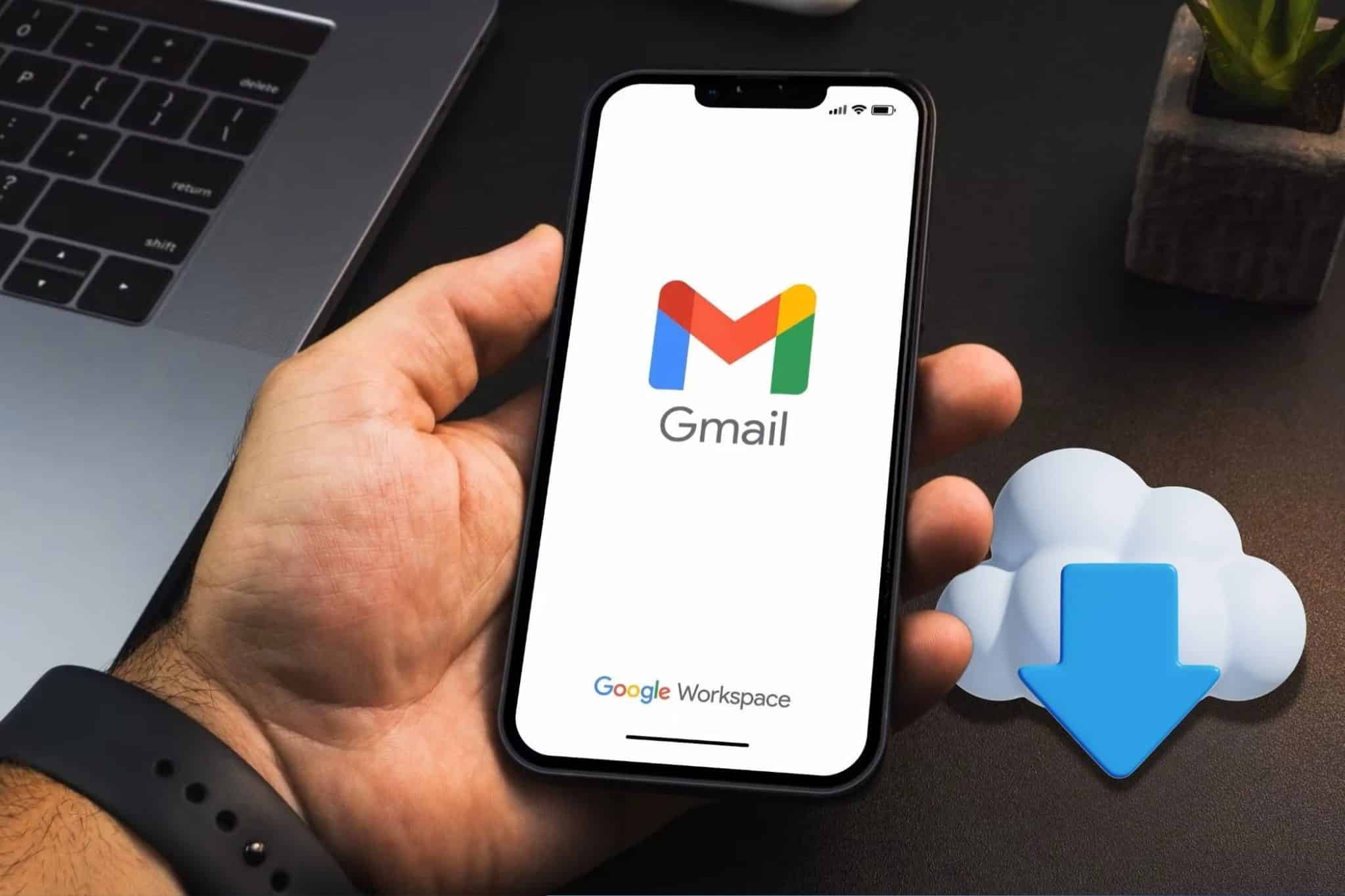 一個人拿著打開的手機,手機側面顯示有 Gmail 和下載圖標