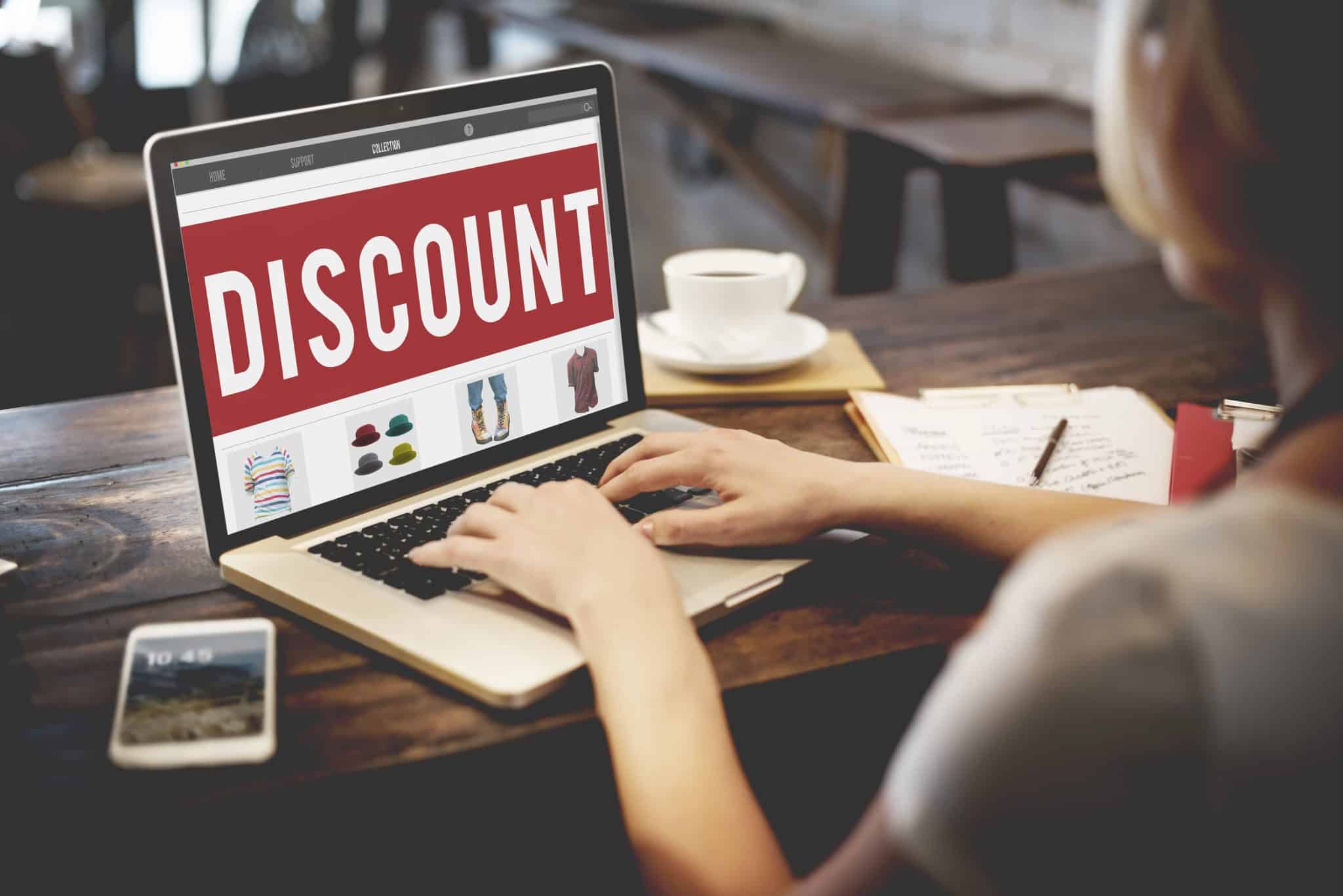 ノートパソコンの画面に表示された割引ラベル