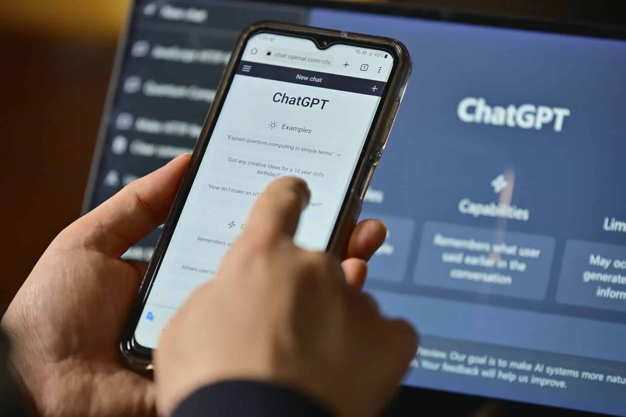 一名用戶在智慧型手機和筆記型電腦上使用 ChatGPT
