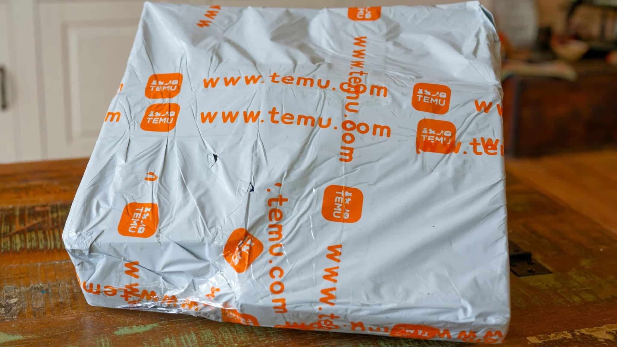テーブルの上のTemuパッケージ