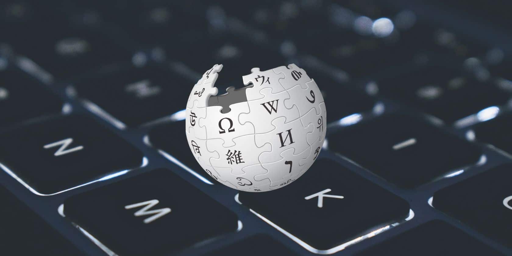 Εικόνα του λογότυπου της Wikipedia σε φόντο πληκτρολογίου