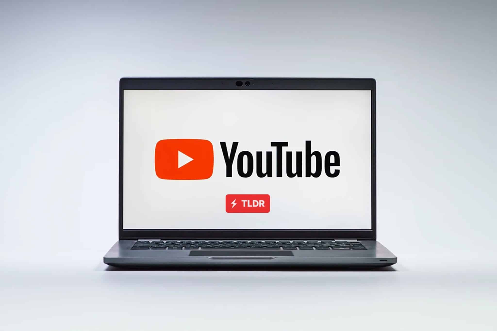 Logo YouTube sur un ordinateur portable avec le logo TLDR en dessous