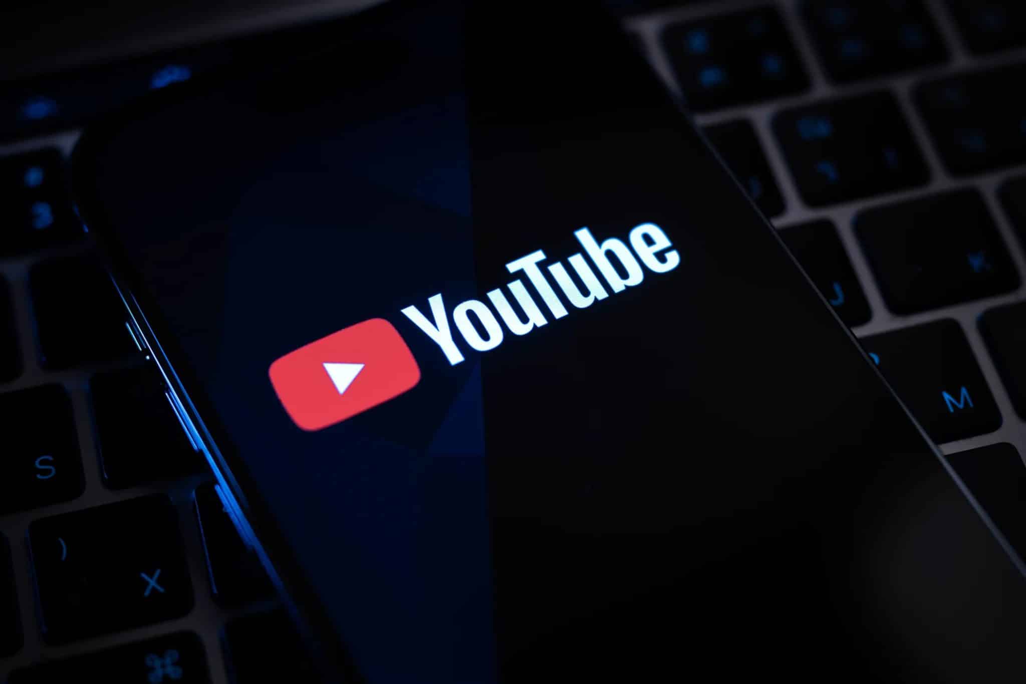 Logotipo de YouTube en la pantalla del teléfono inteligente