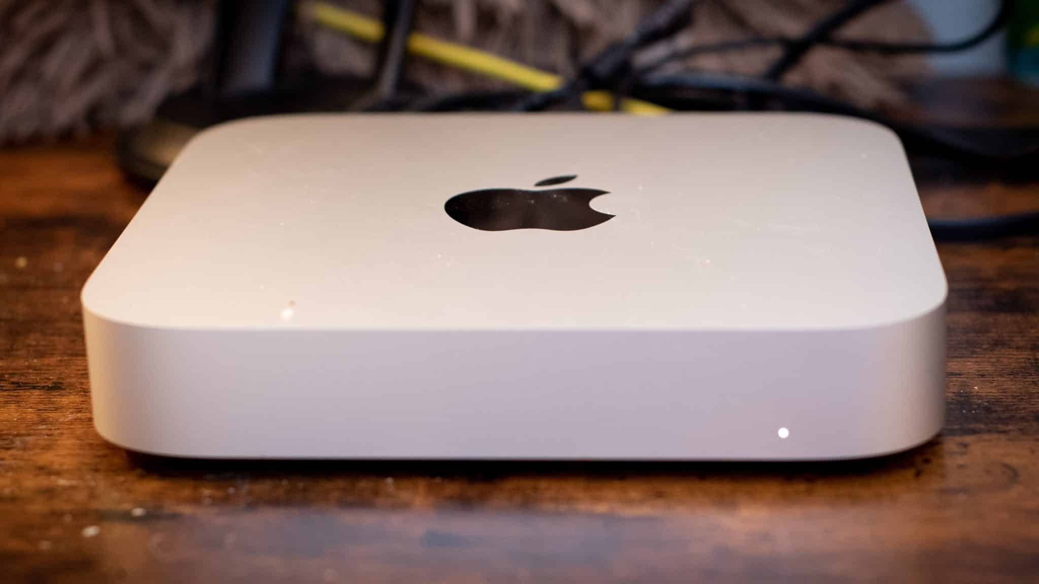 Apple Mac Mini su scrivania in legno