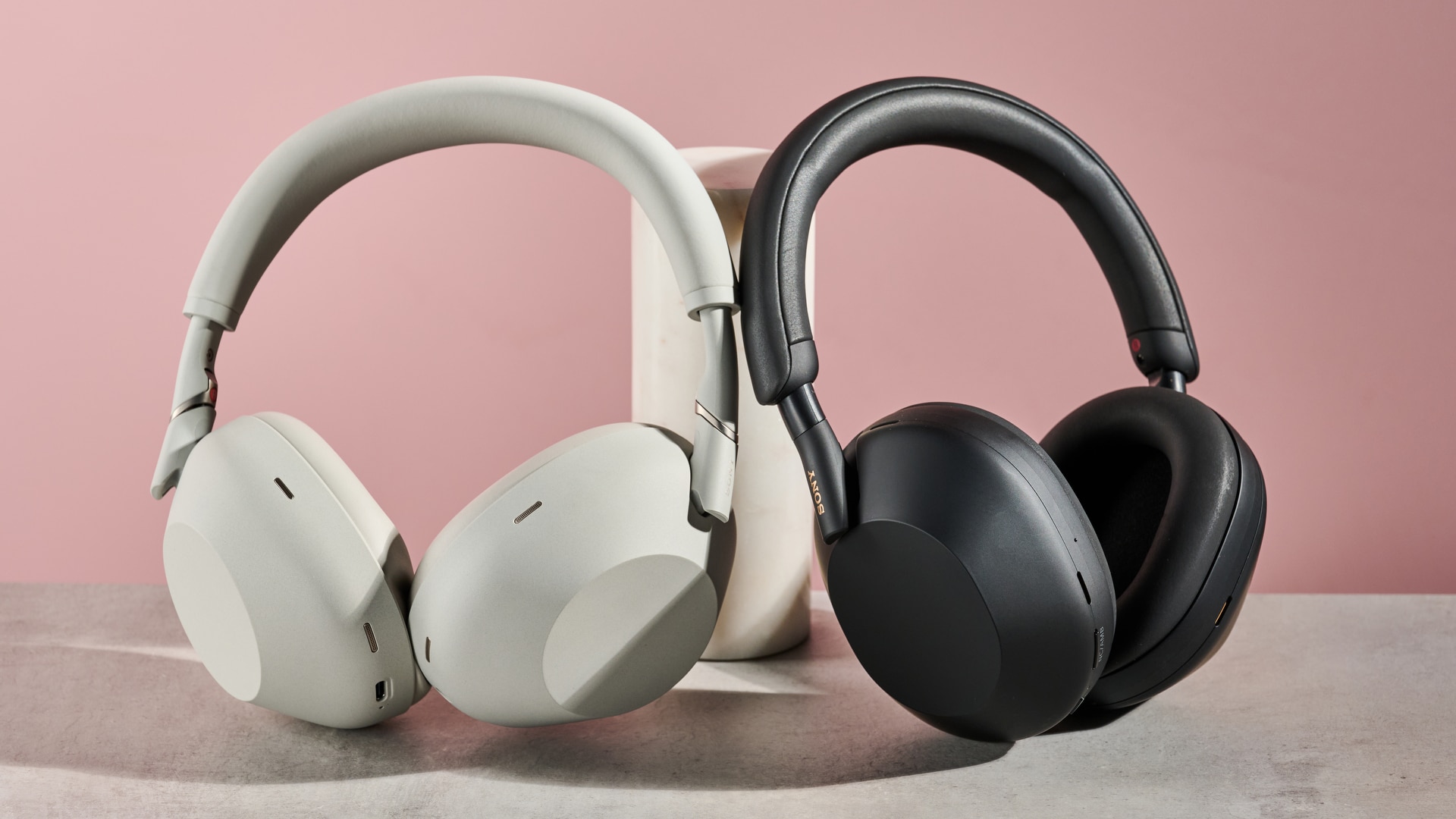 Sony WH-1000XM6 και Sony WH-1000XM5 ακουμπούν σε στύλο