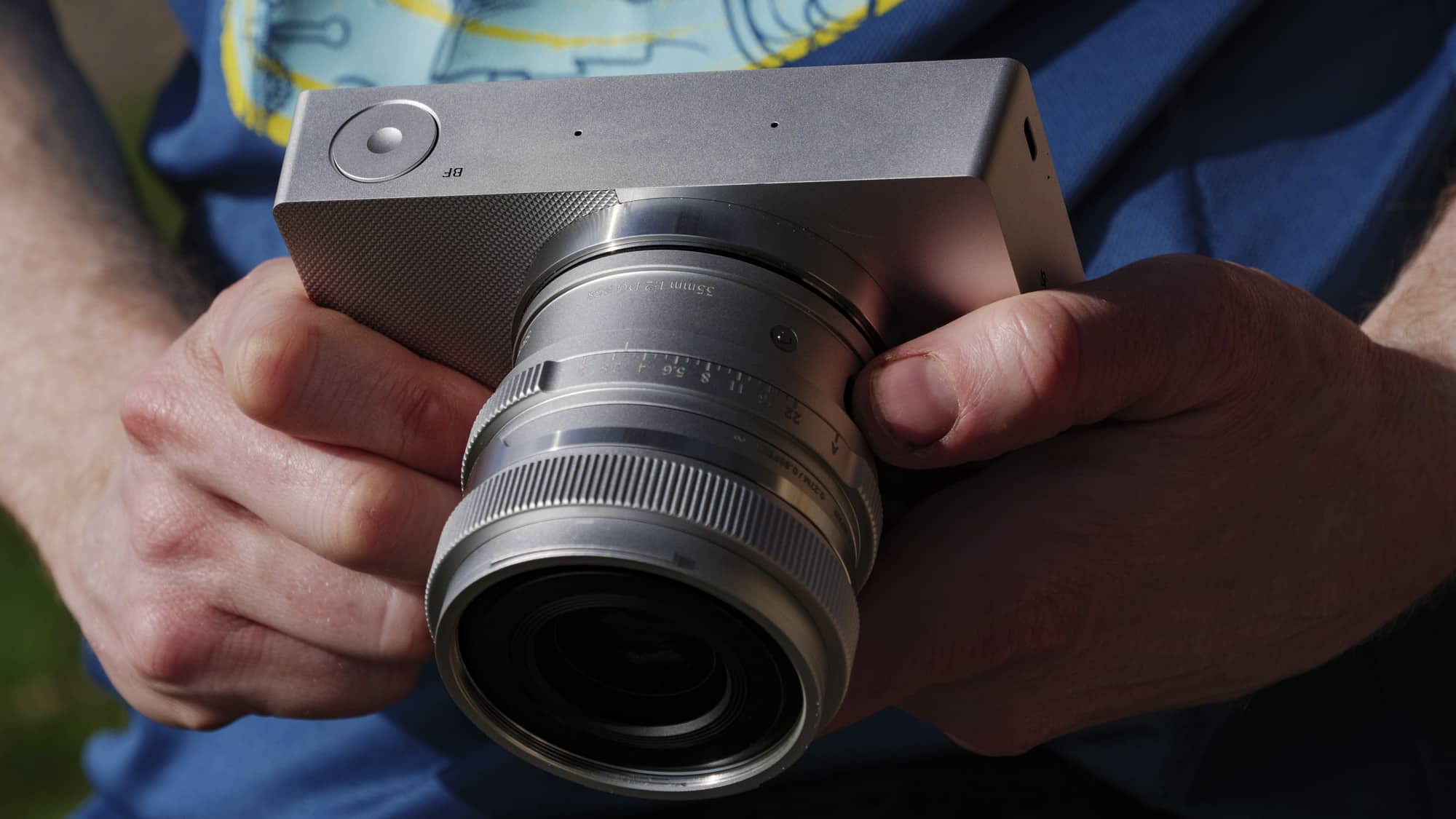 手持 Sigma BF Silver 相機,配備 35mm f/2 DG Contemporary 鏡頭