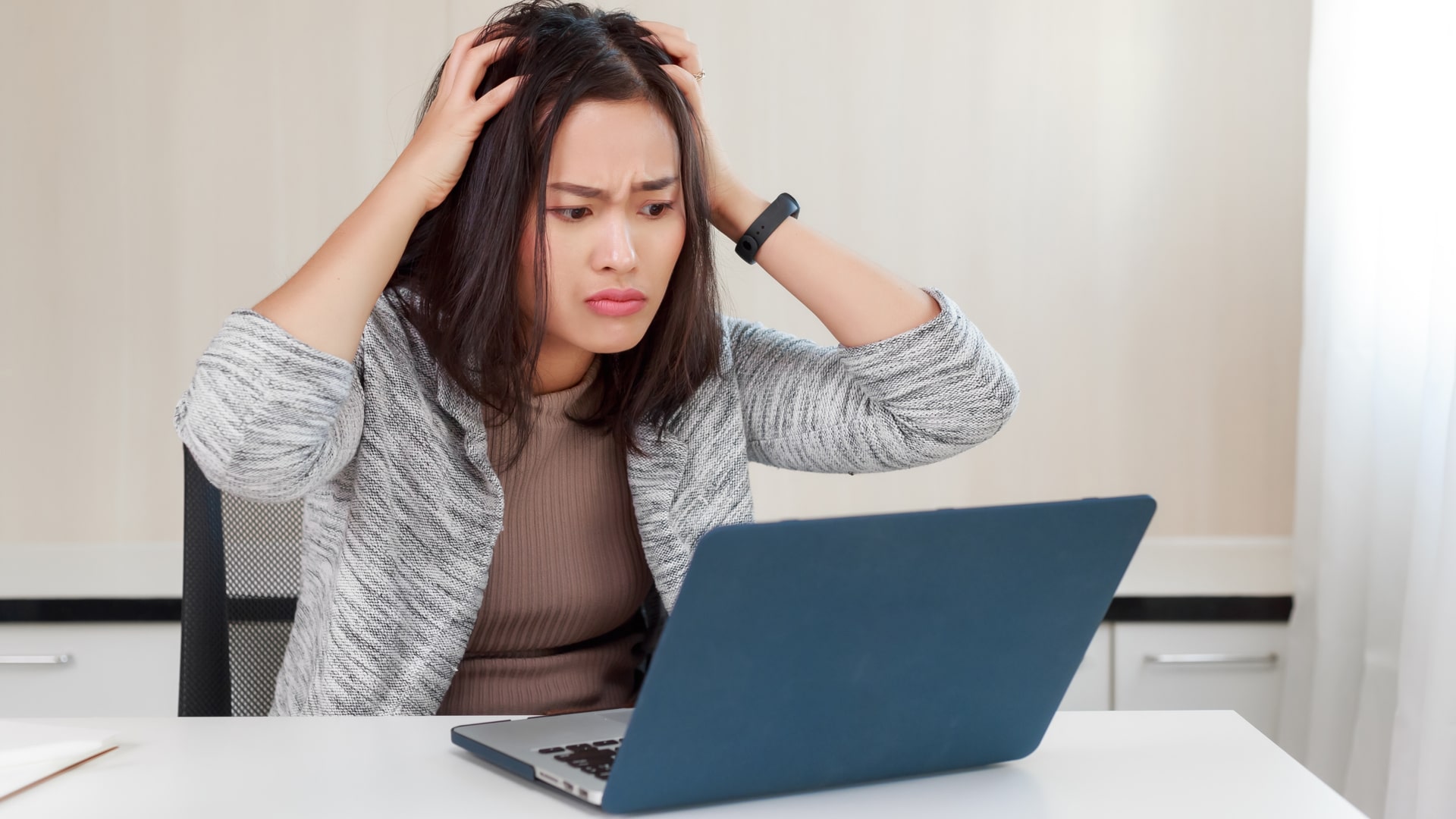 donna arrabbiata che usa il computer portatile