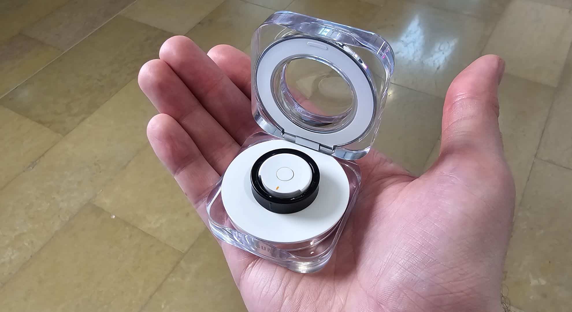充電盒中的三星 Galaxy Ring