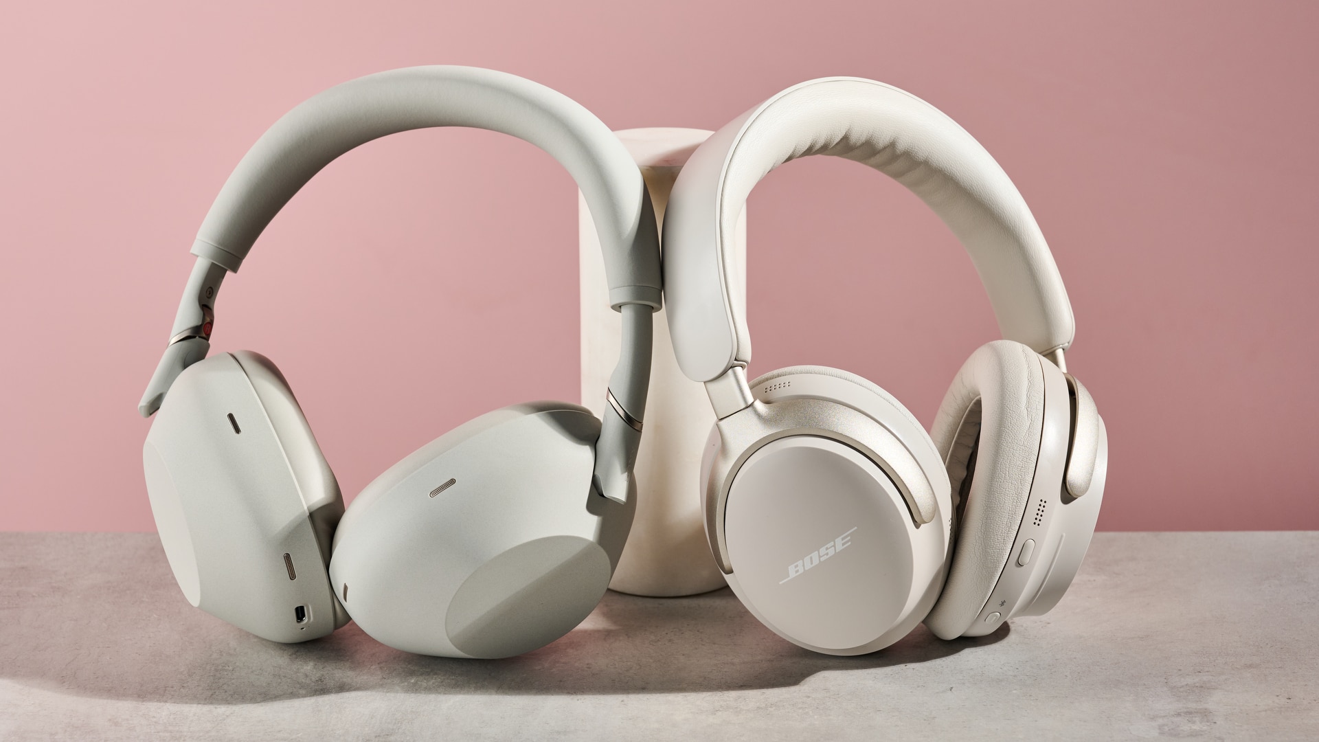 Sony WH-1000XM6 και Bose QuietComfort Ultra ακουμπούν σε στύλο