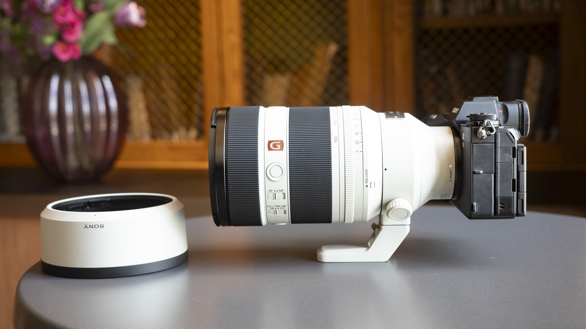 Sony FE 50-150mm F2 GM 鏡頭安裝在Sony A9 III 上,放在桌上