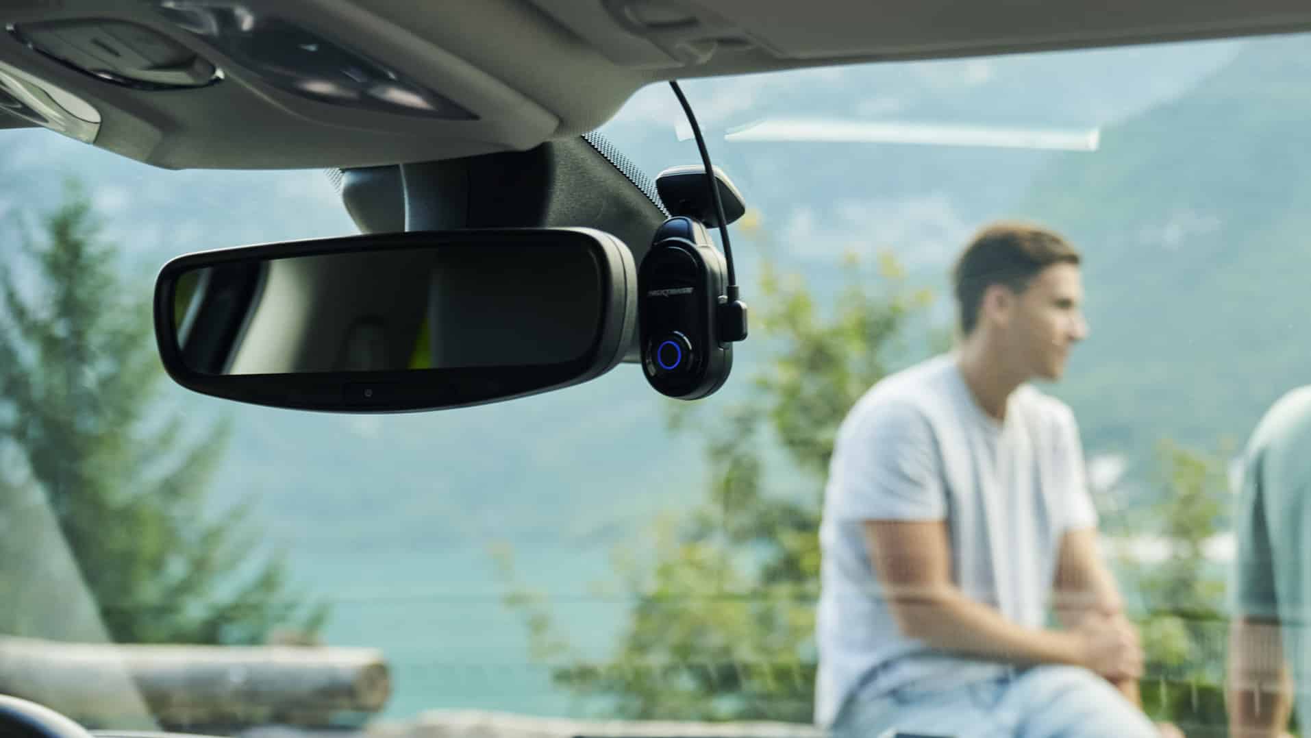 Έκκεντρο ταμπλό Nextbase Piqo συνδεδεμένο σε παρμπρίζ αυτοκινήτου