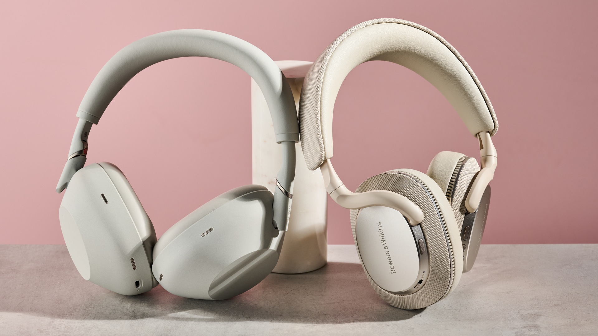 Sony WH-1000XM6 και Bowers & Wilkins Px7 S3 ακουμπούν σε στύλο