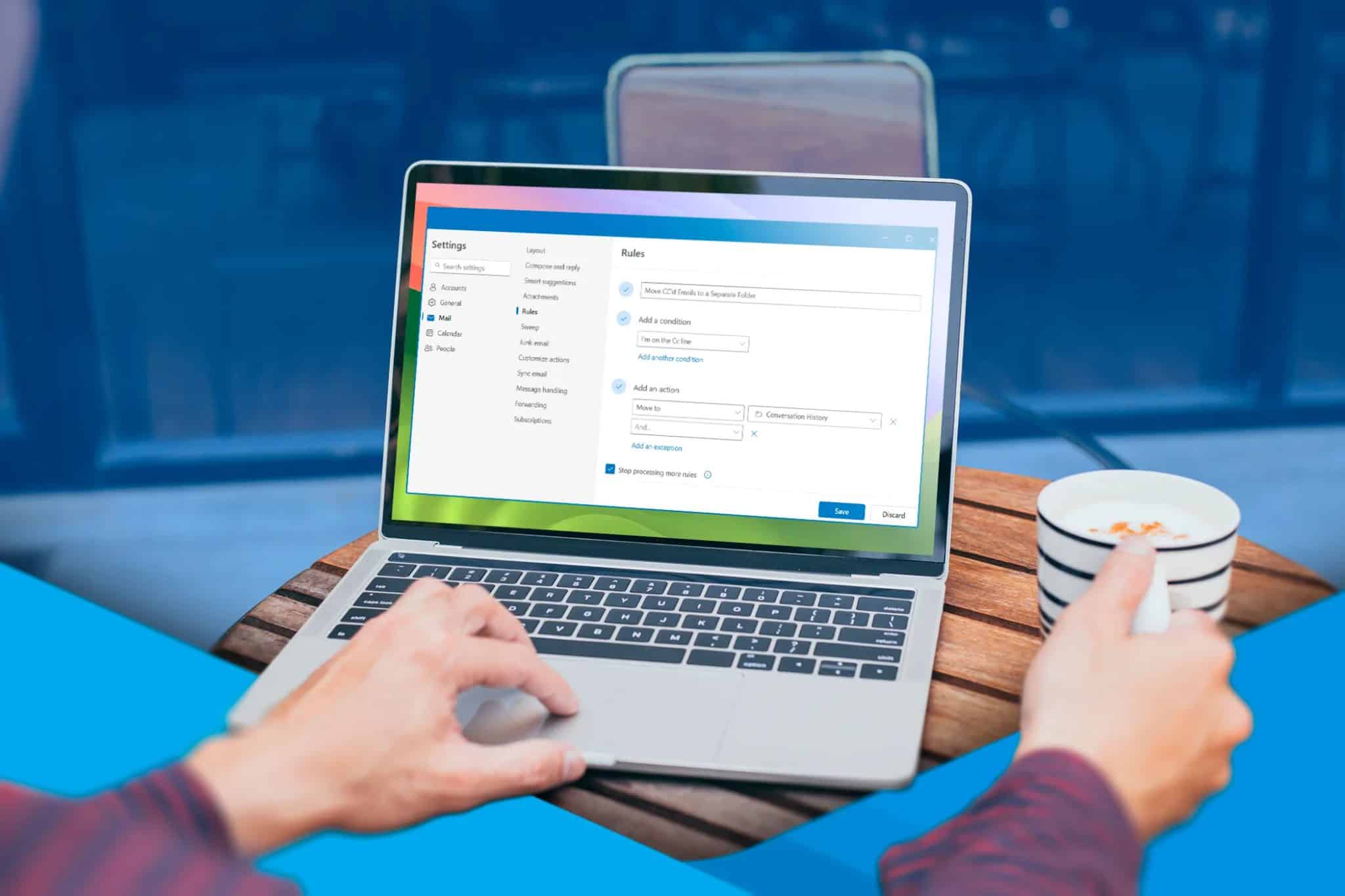 一個人使用筆記型電腦在 Outlook 中建立規則。