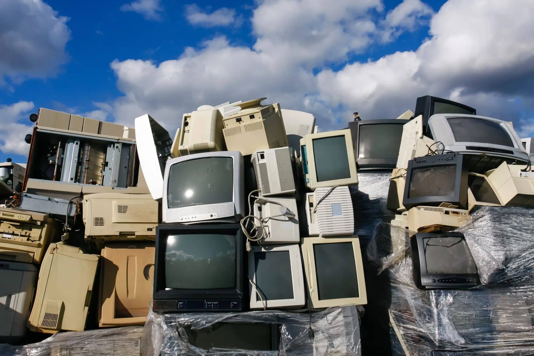 Un mucchio di televisori su un mucchio di spazzatura