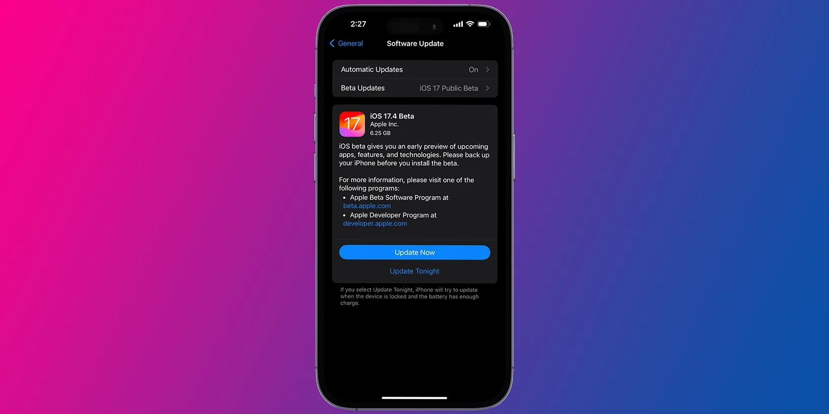 iOS 17.4 yazılım güncelleme ekranını gösteren bir iPhone