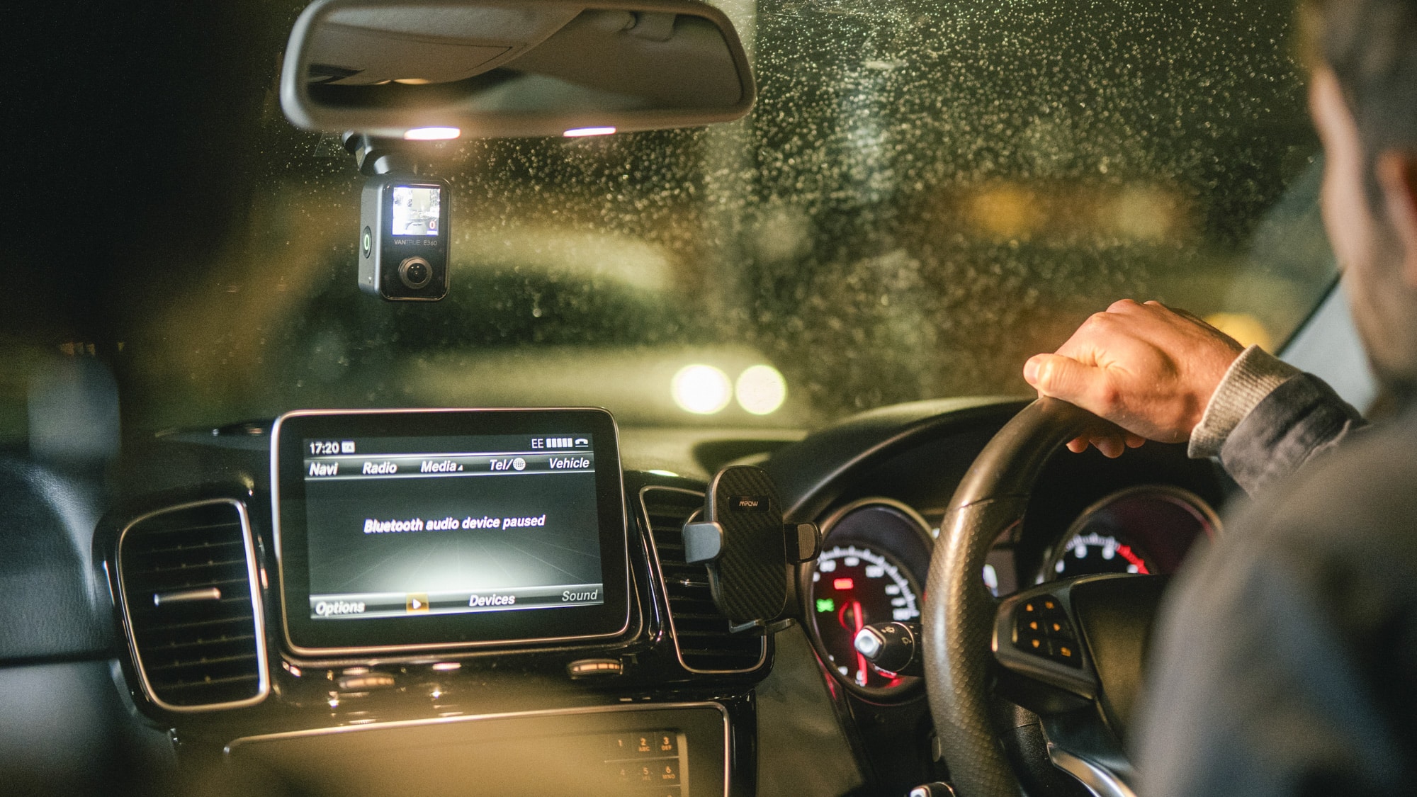Κάμερα αυτοκινήτου Vantrue E360 σε παρμπρίζ αυτοκινήτου