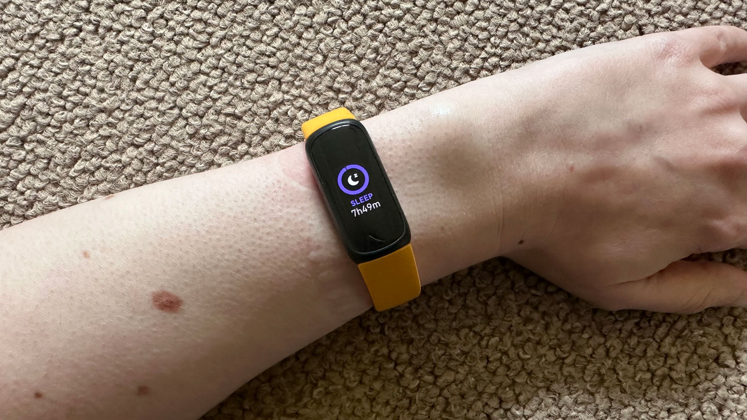 手腕上配戴的 Fitbit Inspire 3 顯示睡眠時間