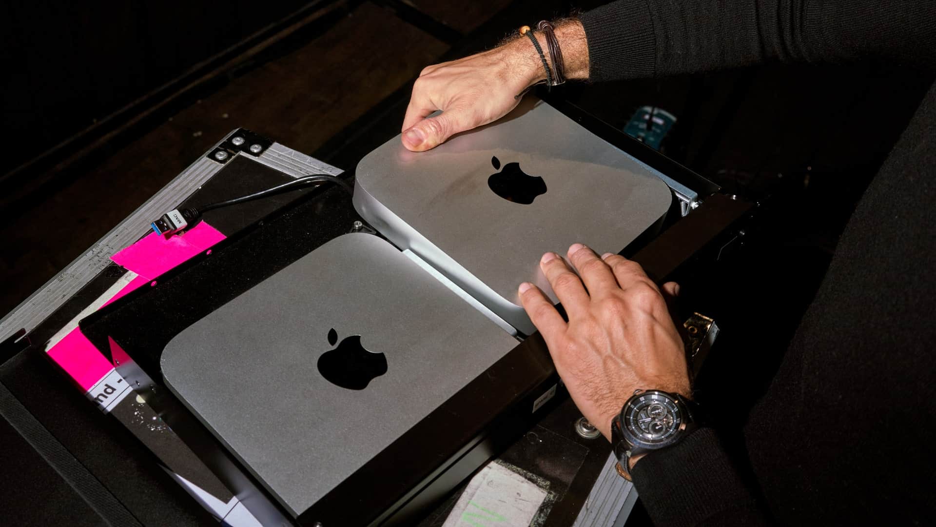 Una persona con due Apple Mac mini in una borsa.