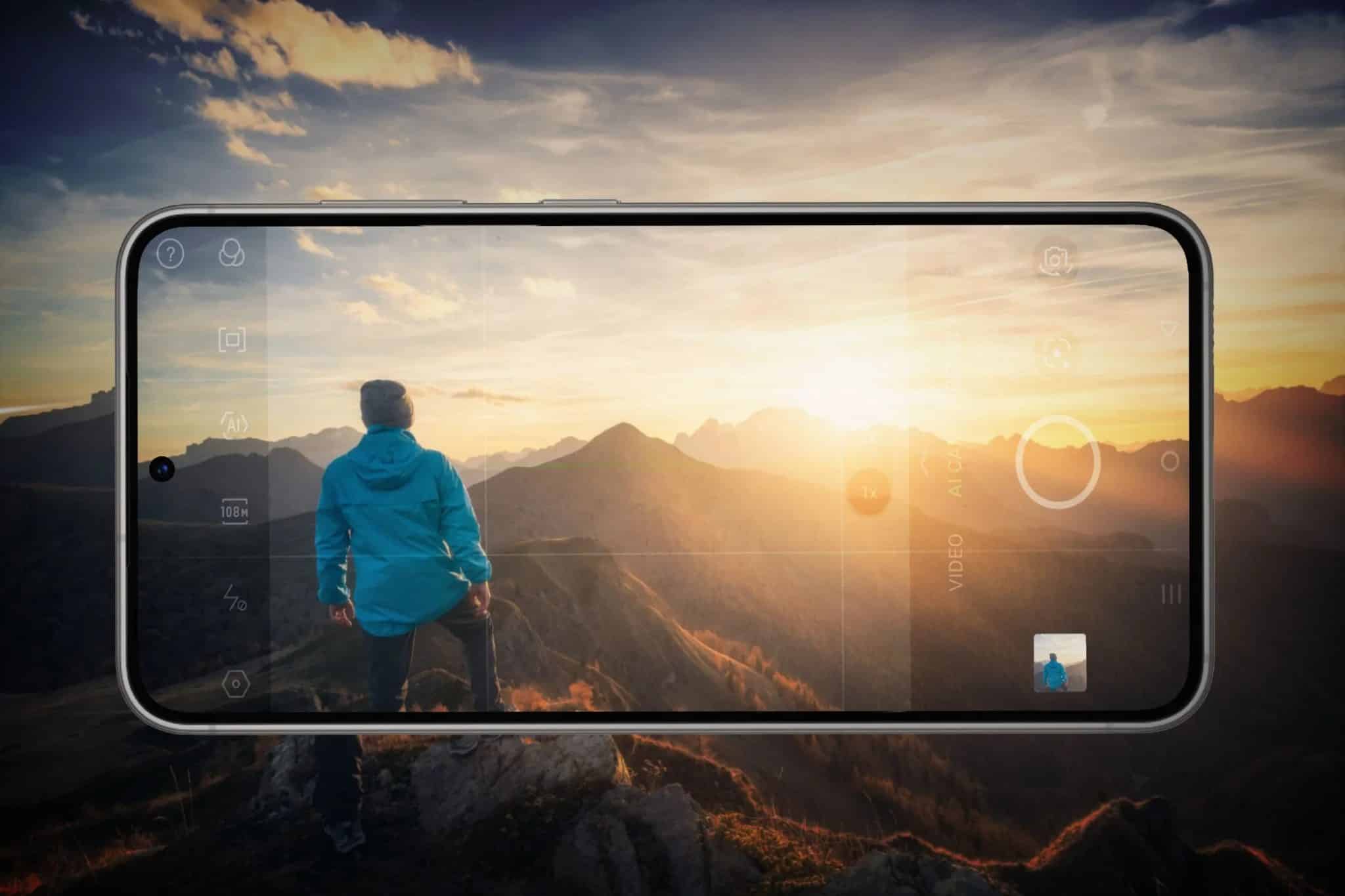 Uno smartphone scatta una foto di una persona in cima a una montagna al tramonto, fondendo realtà e fotografia digitale.