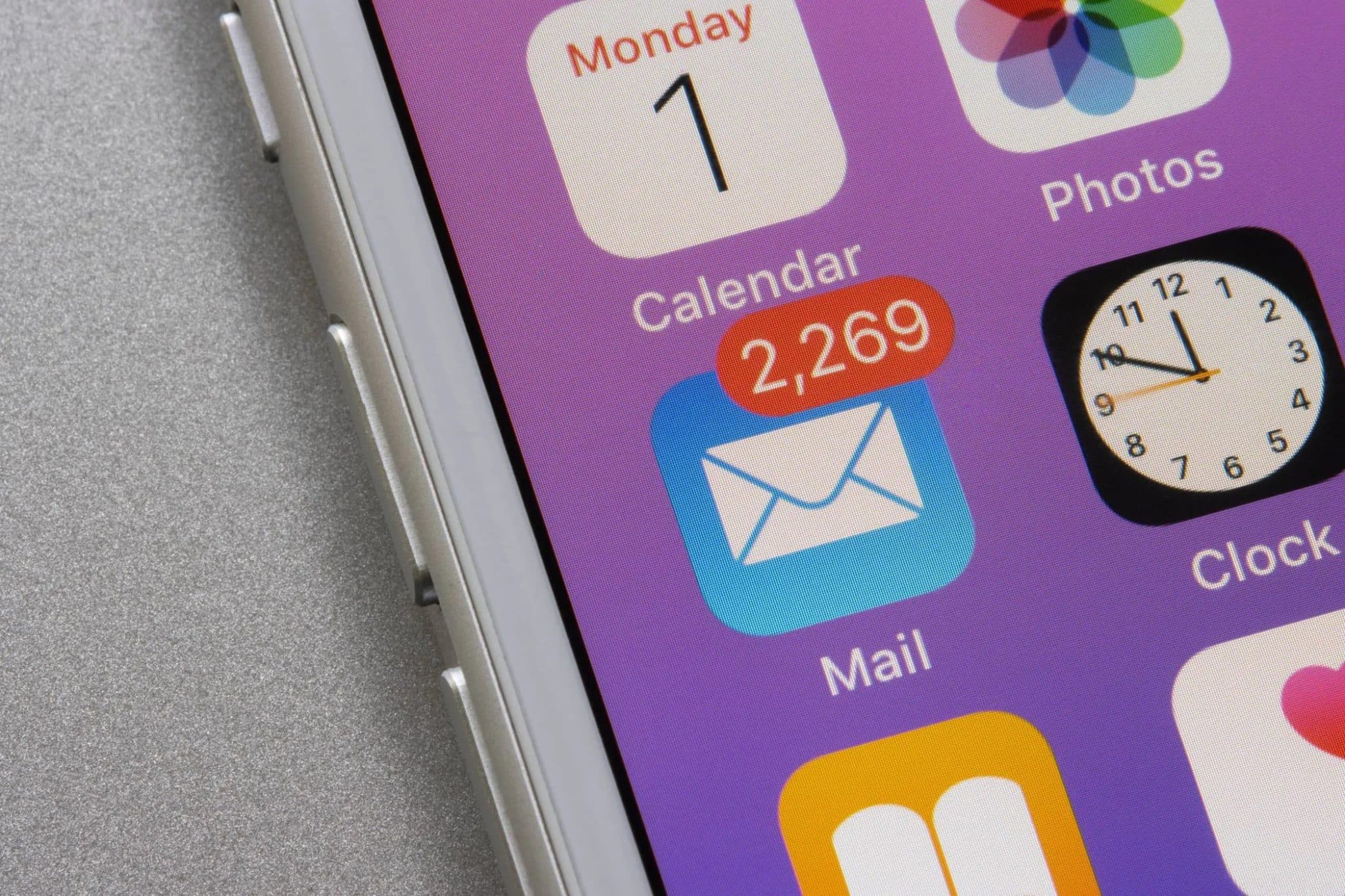 Οθόνη iPhone που εμφανίζει την εφαρμογή Mail με πολλά μη αναγνωσμένα μηνύματα