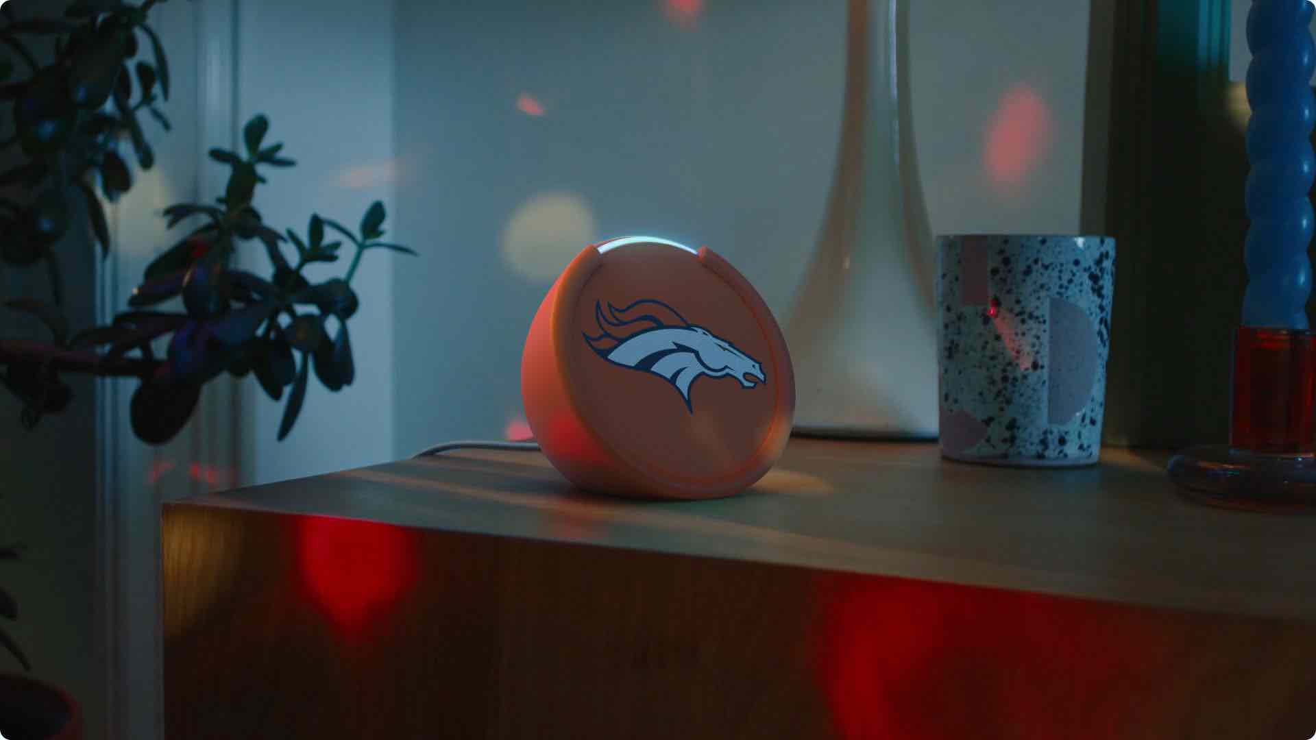 Amazon Echo Pop mit leuchtender LED-Anzeige