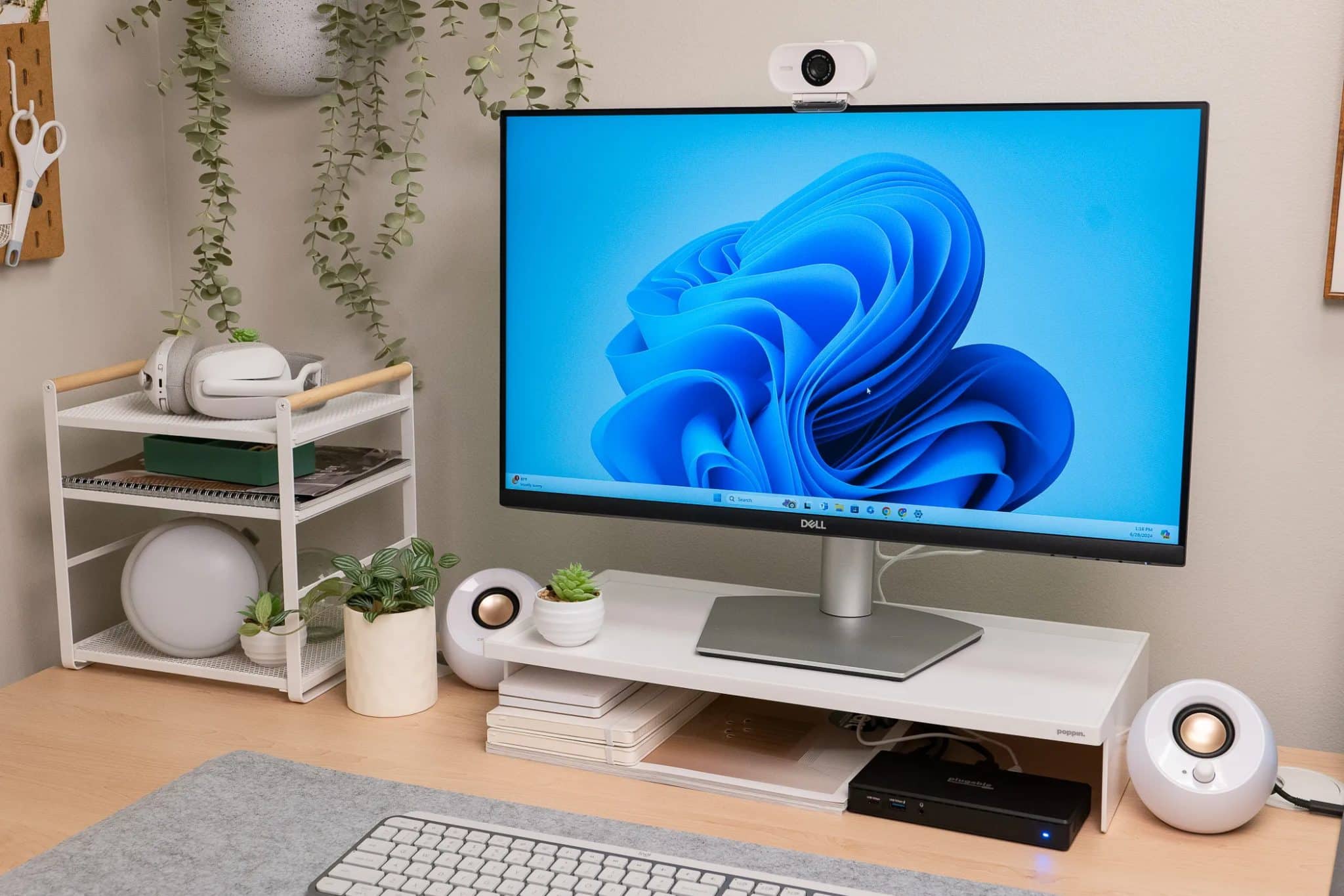 La Elgato Facecam Neo sopra un monitor