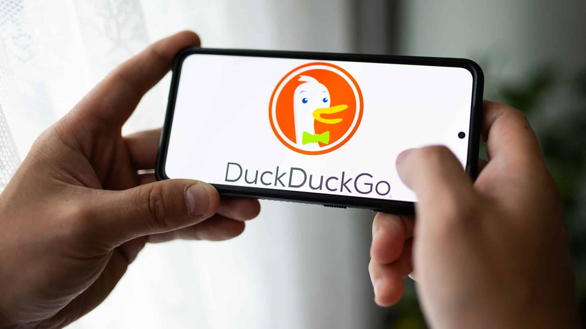 Il logo di DuckDuckGo visualizzato su uno smartphone.