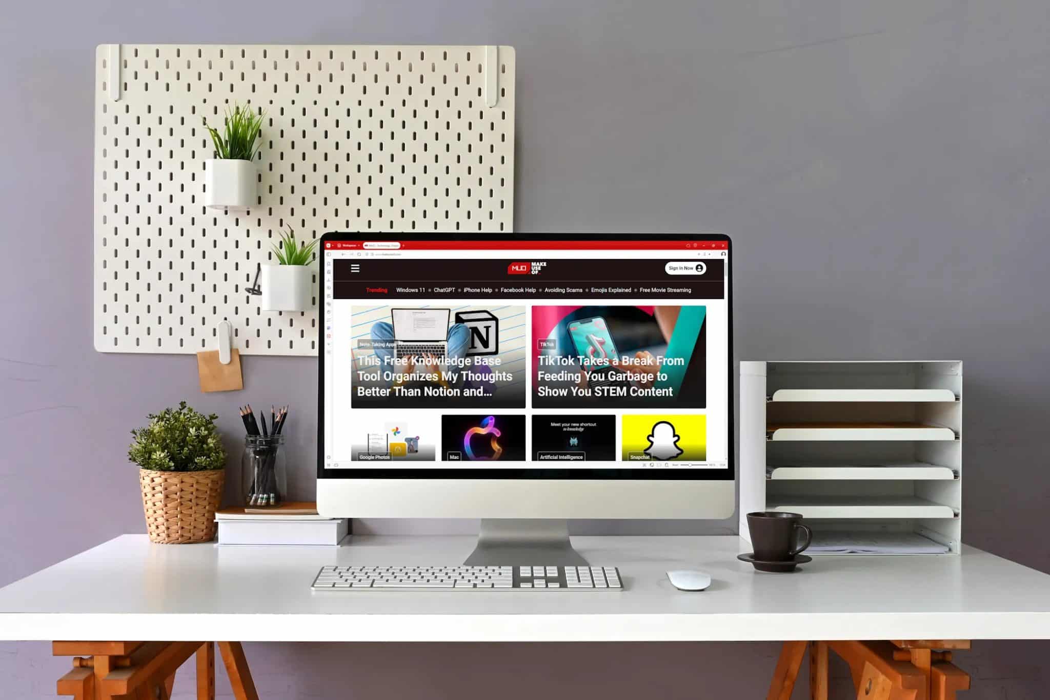 Vivaldi 7-Browser läuft auf dem Computermonitor im Smart Office