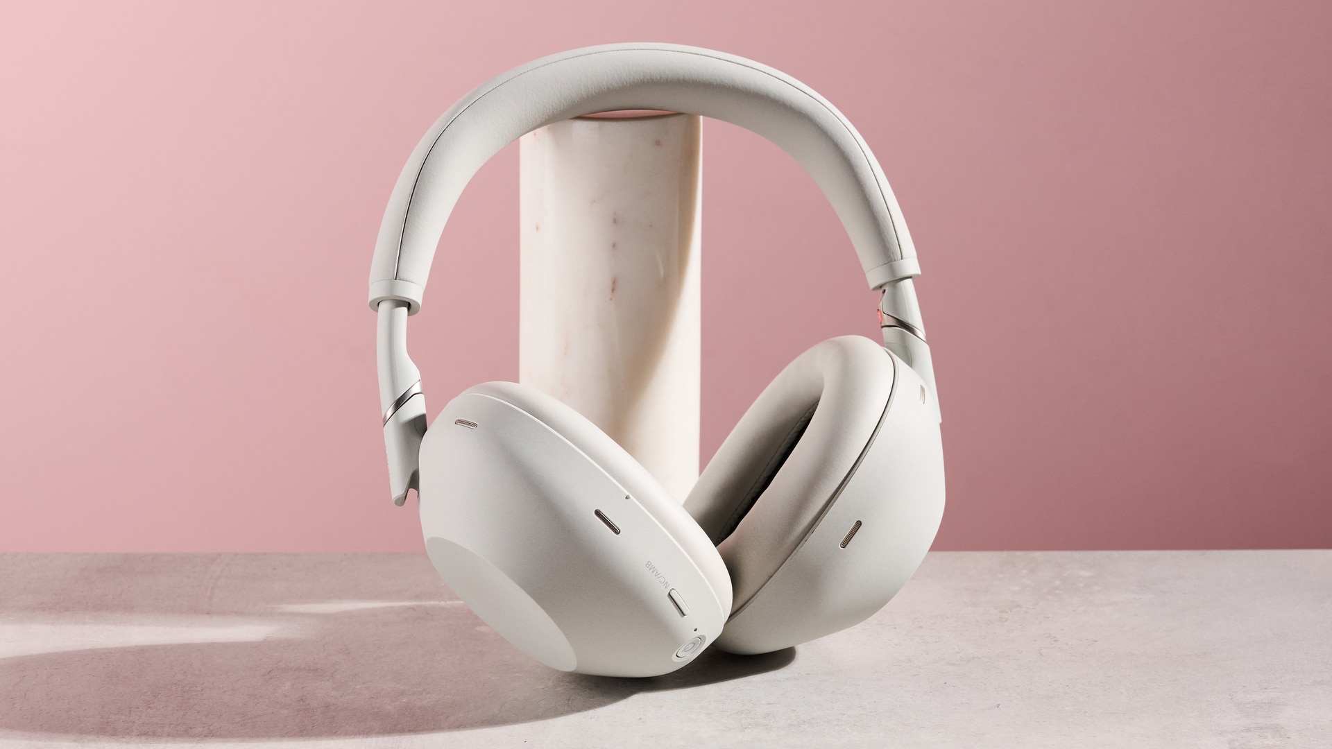 Sony WH-1000XM6 ακουμπισμένο σε στύλο