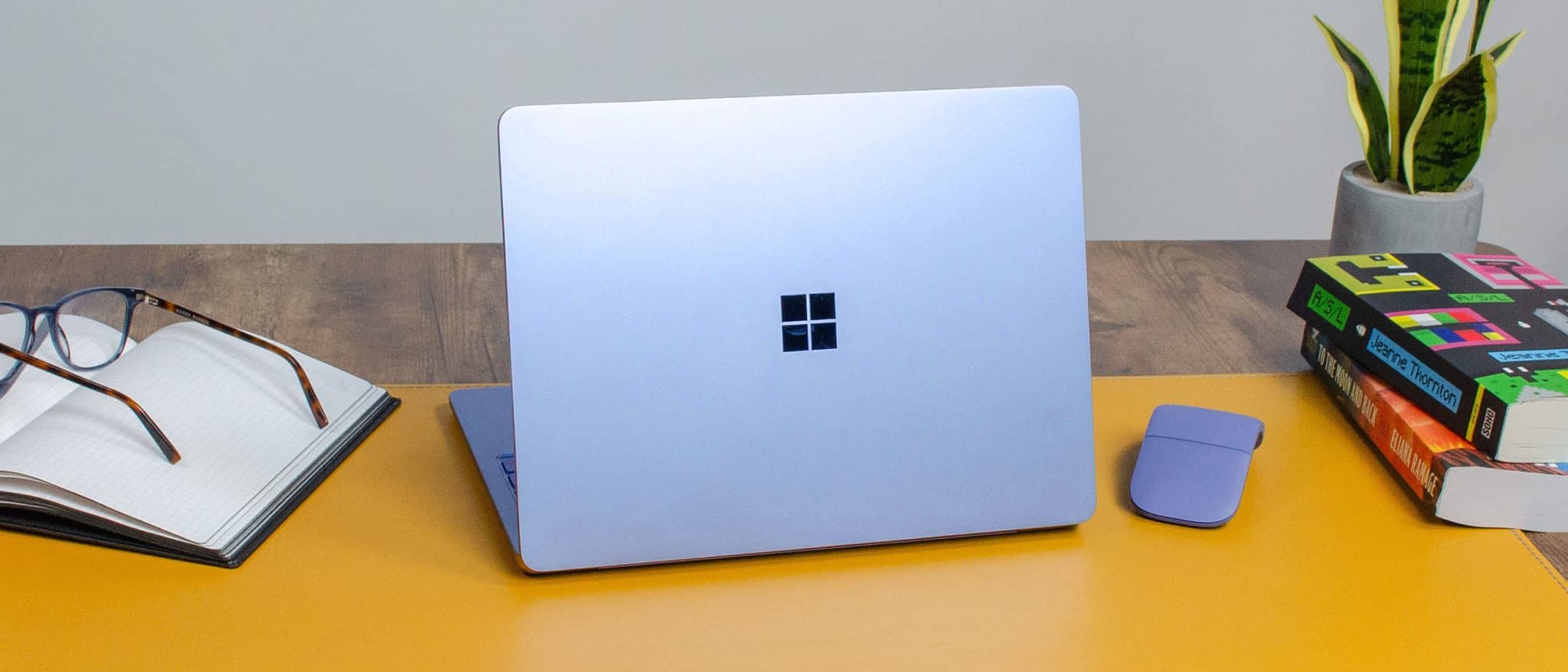 Se muestra una computadora portátil Microsoft Surface de 13 pulgadas sobre un escritorio.