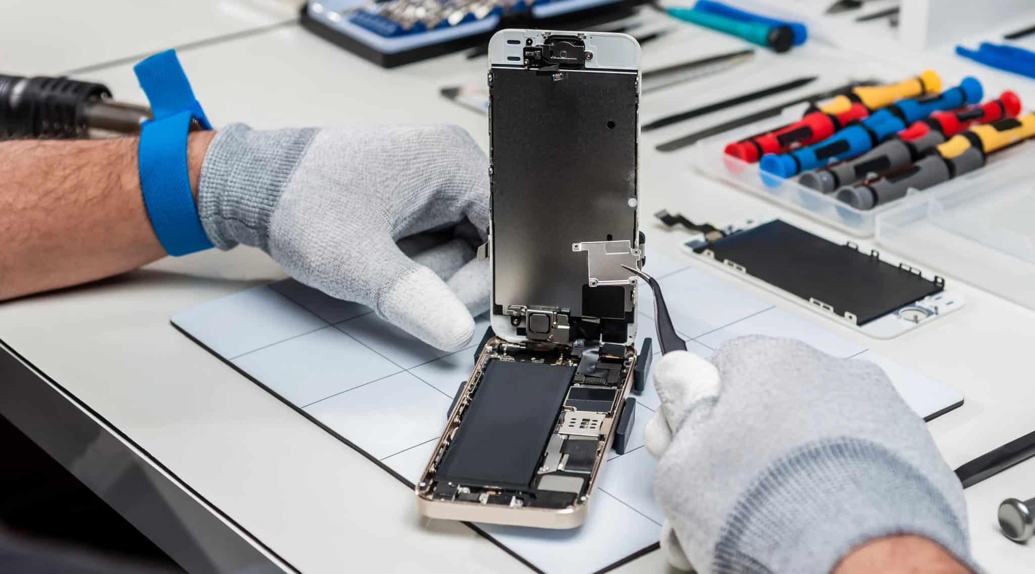 Ein Smartphone wird von einem Techniker repariert