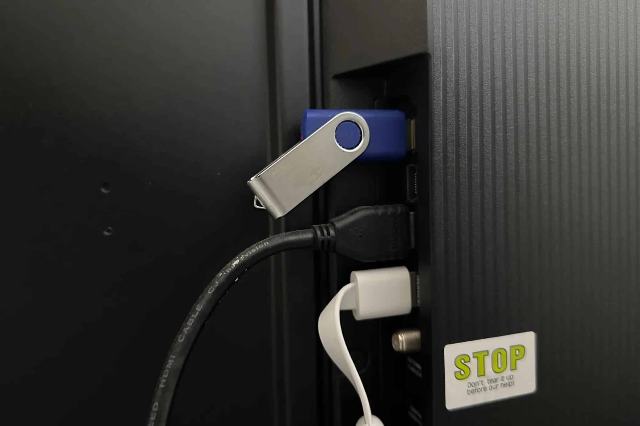 ein an einen Fernseher angeschlossenes USB-Laufwerk mit Videos