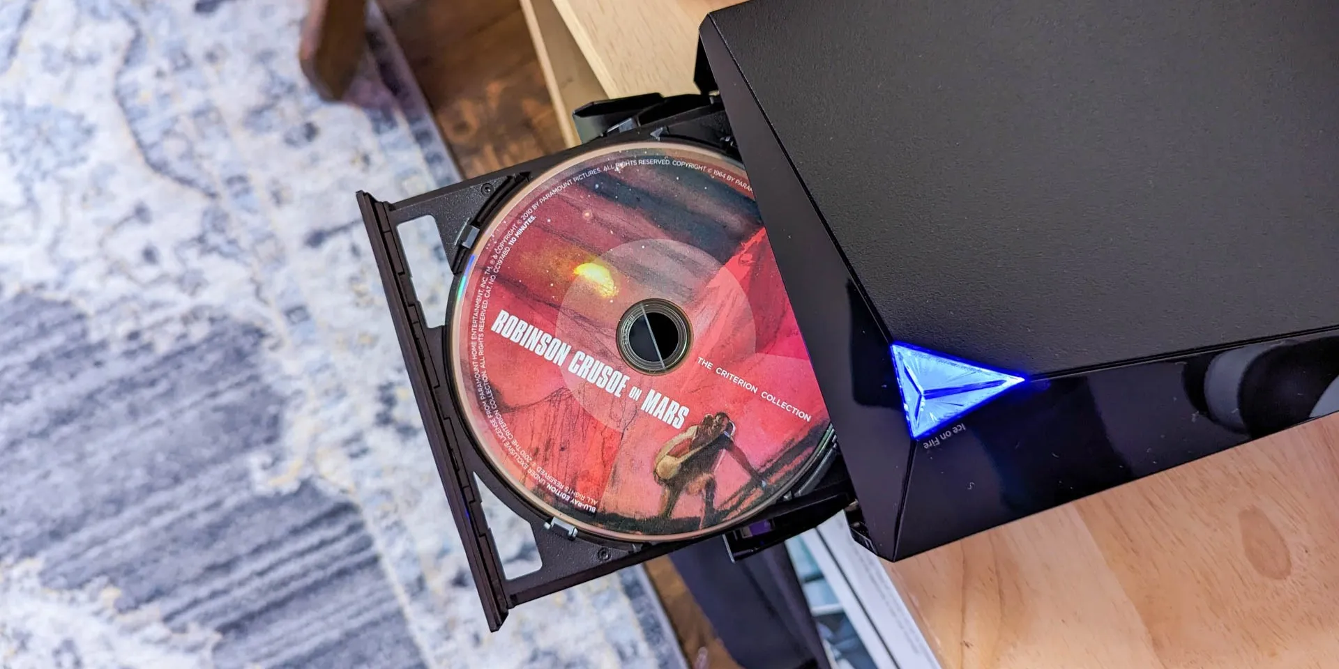 Συσκευή αναπαραγωγής DVD Asus με DVD στην υποδοχή.