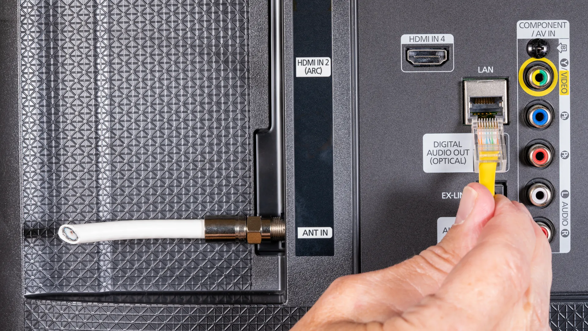 Ein Ethernet-Kabel, das mit dem LAN-Anschluss eines Smart-TVs verbunden ist.