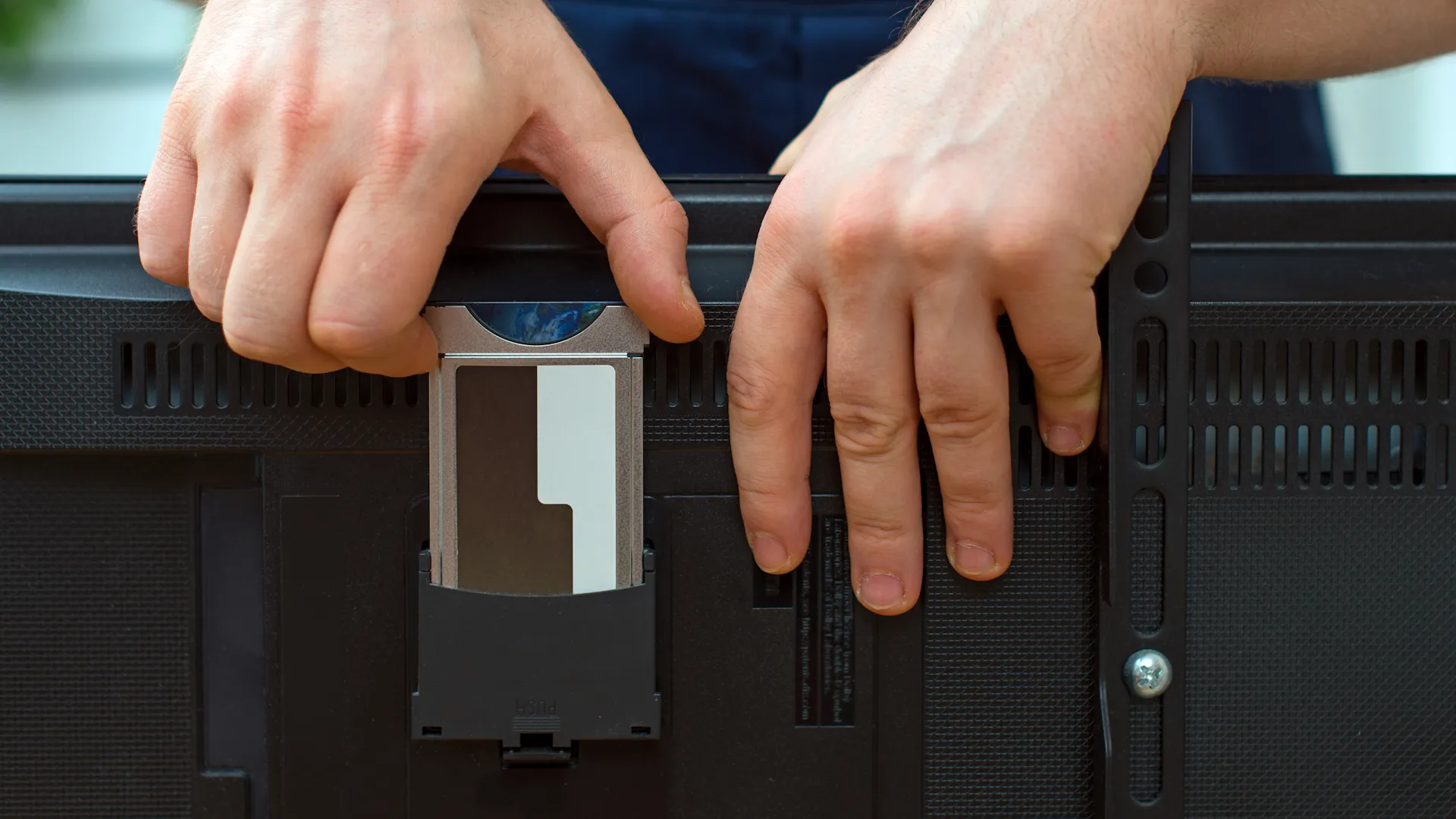 Mann installiert eine Conditional Access Module-Karte