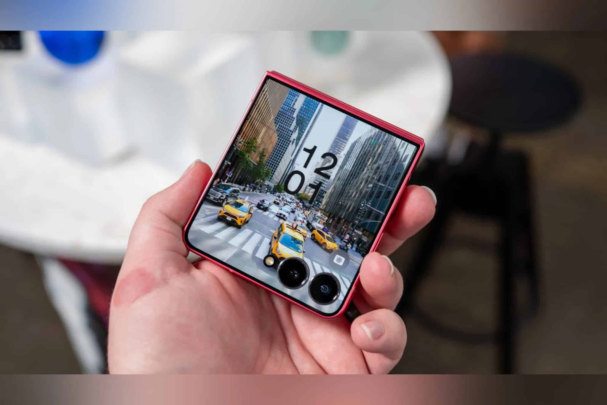 Samsung Galaxy Z Flip 7 tutan ve dış ekranı gösteren bir kişi